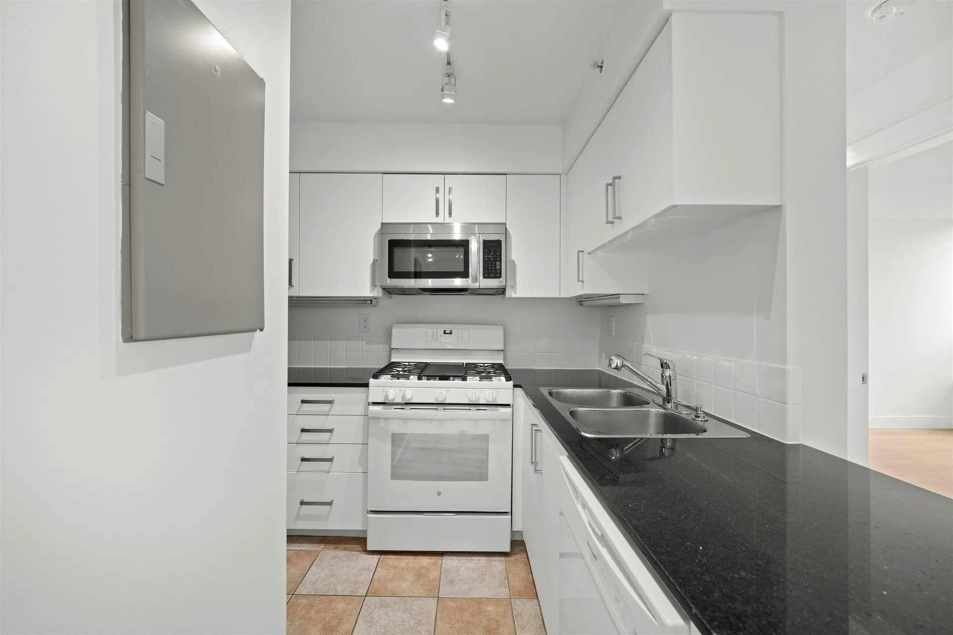 Photo 4 of 29 at #2501 – 63 Keefer Place