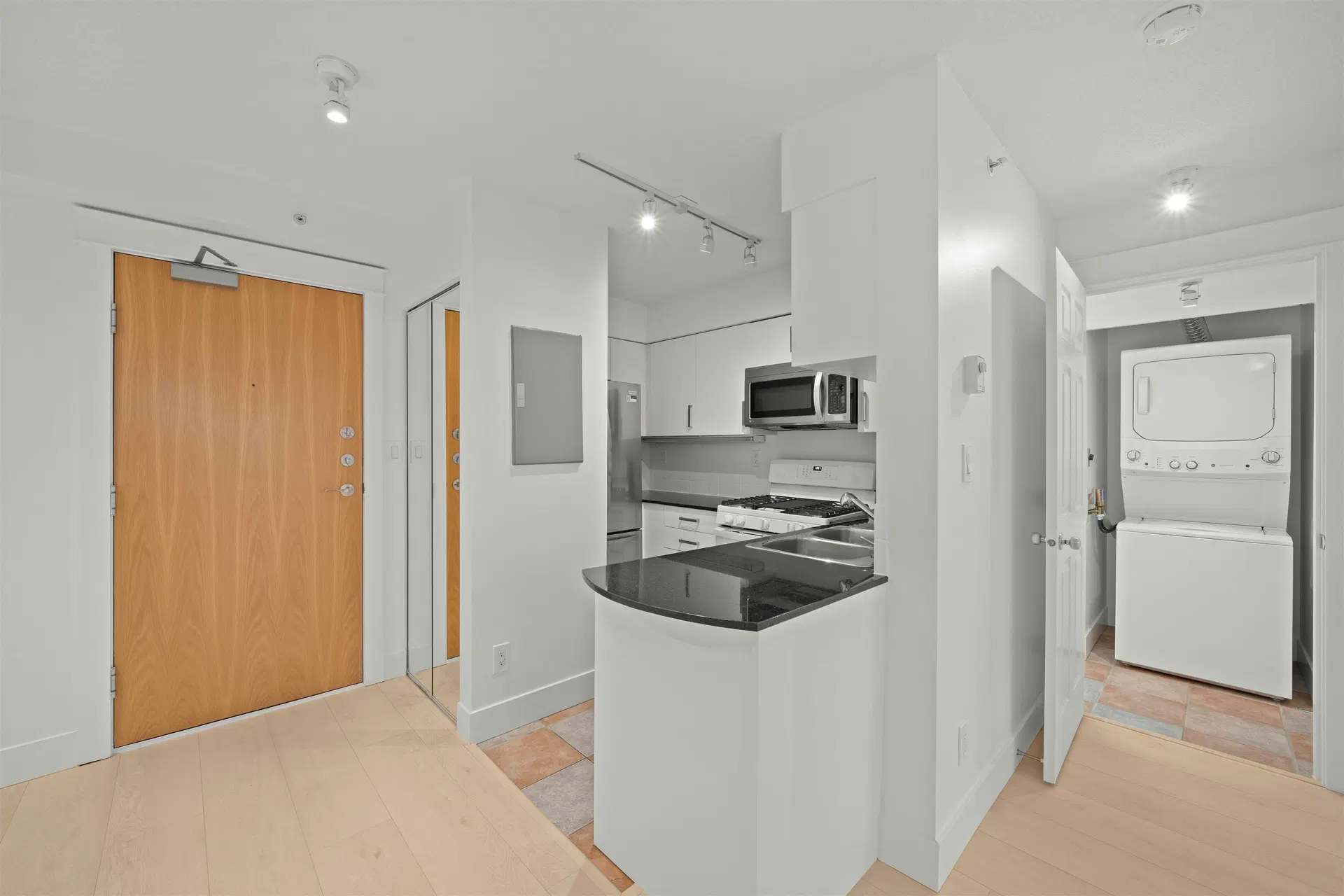 Photo 5 of 29 at #2501 – 63 Keefer Place