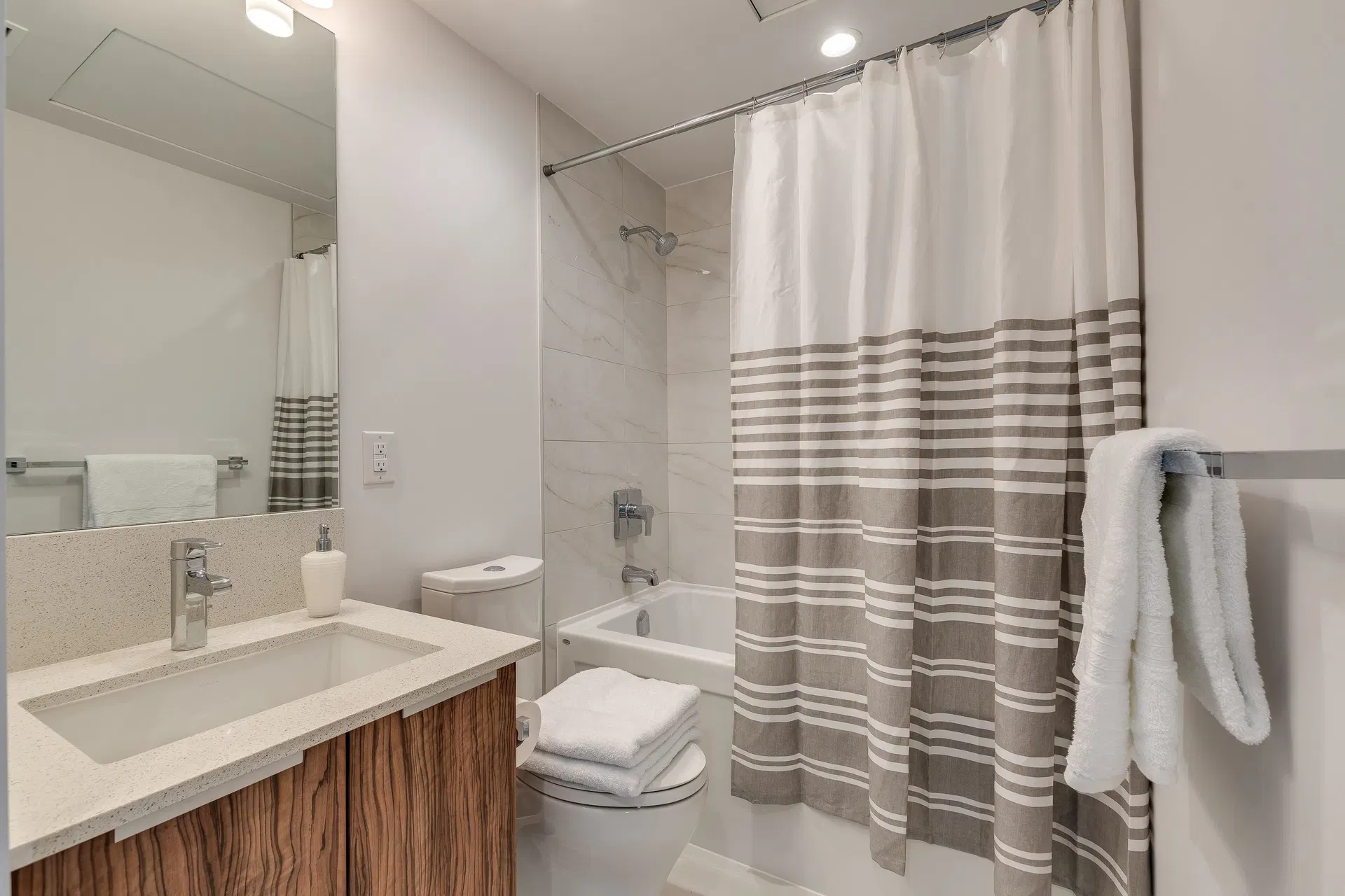 Photo 3 of 17 at #605 – 1283 Howe Street