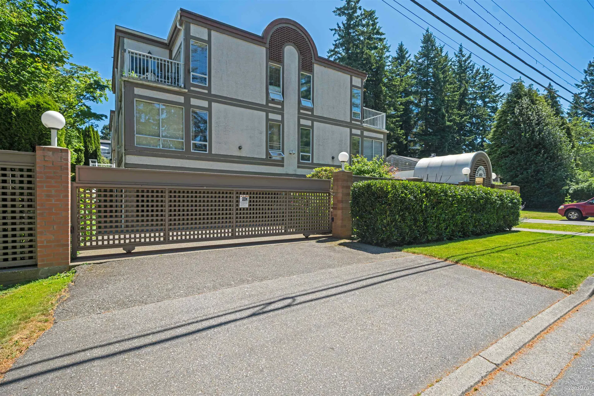 #3 – 1552 Everall Street