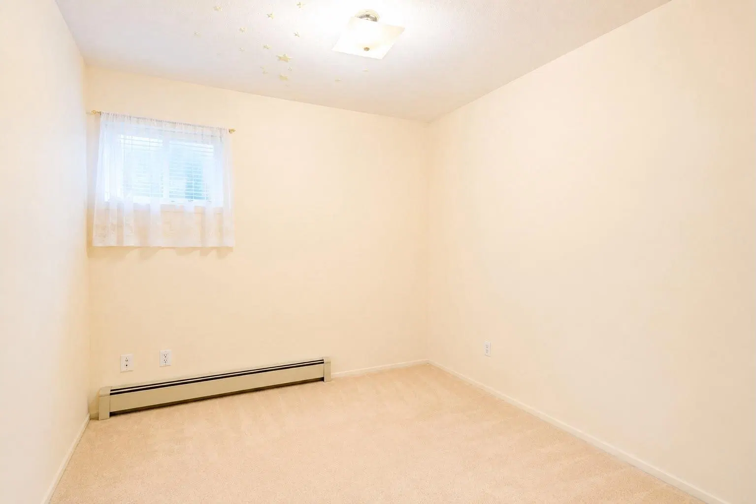 Photo 5 of 16 at 4843 Maitland Street