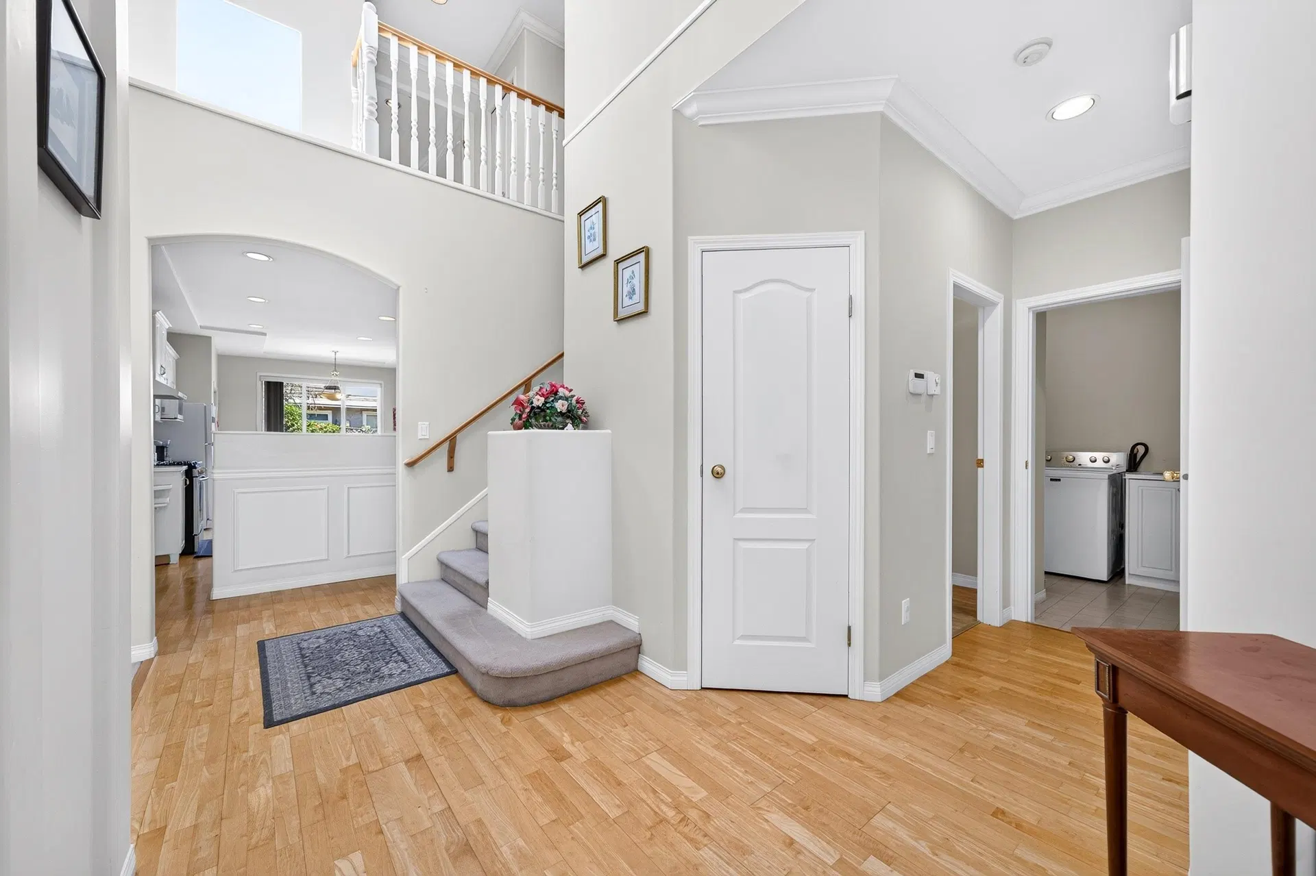 Photo 2 of 34 at 6215 Dunsmuir Crescent