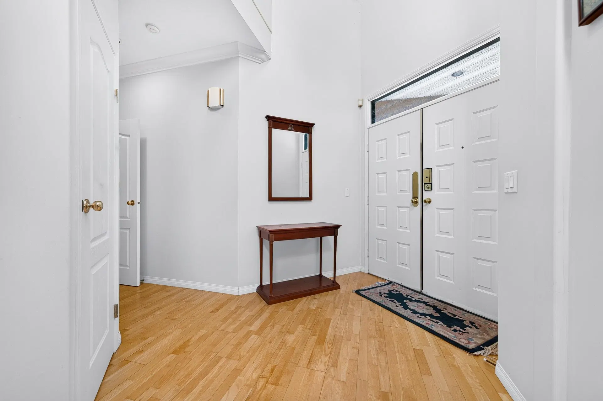 Photo 3 of 34 at 6215 Dunsmuir Crescent
