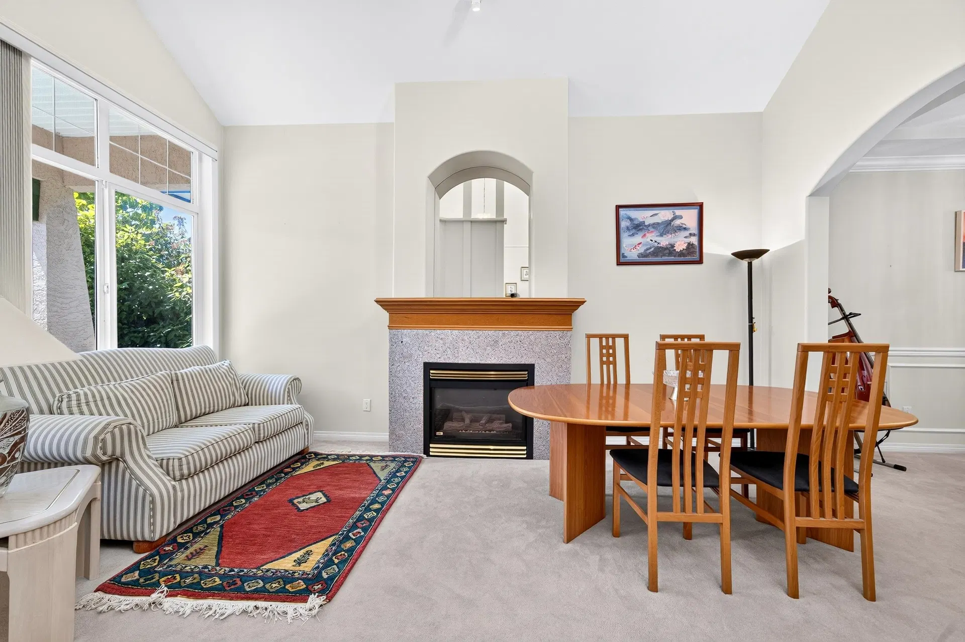 Photo 4 of 34 at 6215 Dunsmuir Crescent