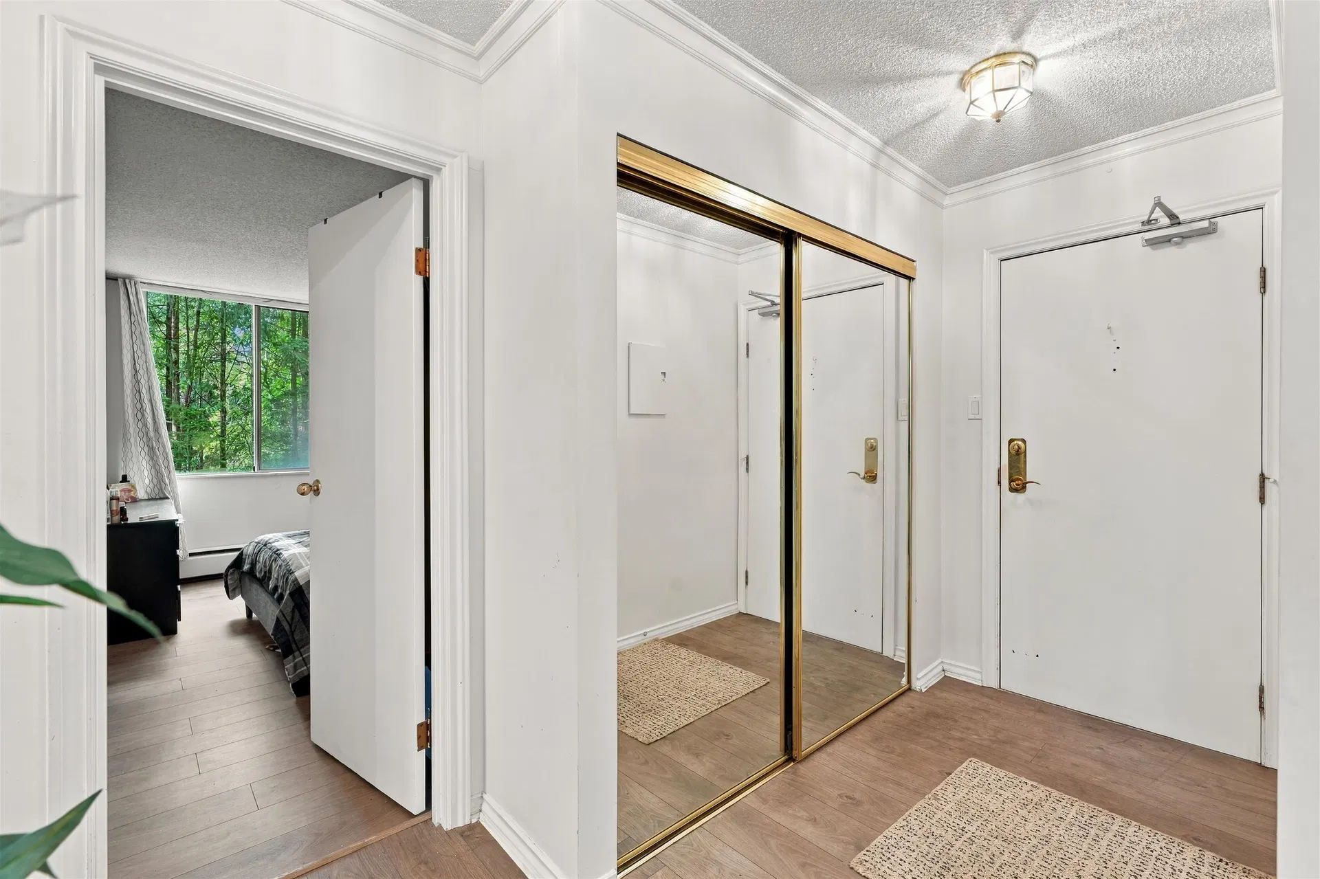 Photo 4 of 34 at #403 – 2024 Fullerton Avenue