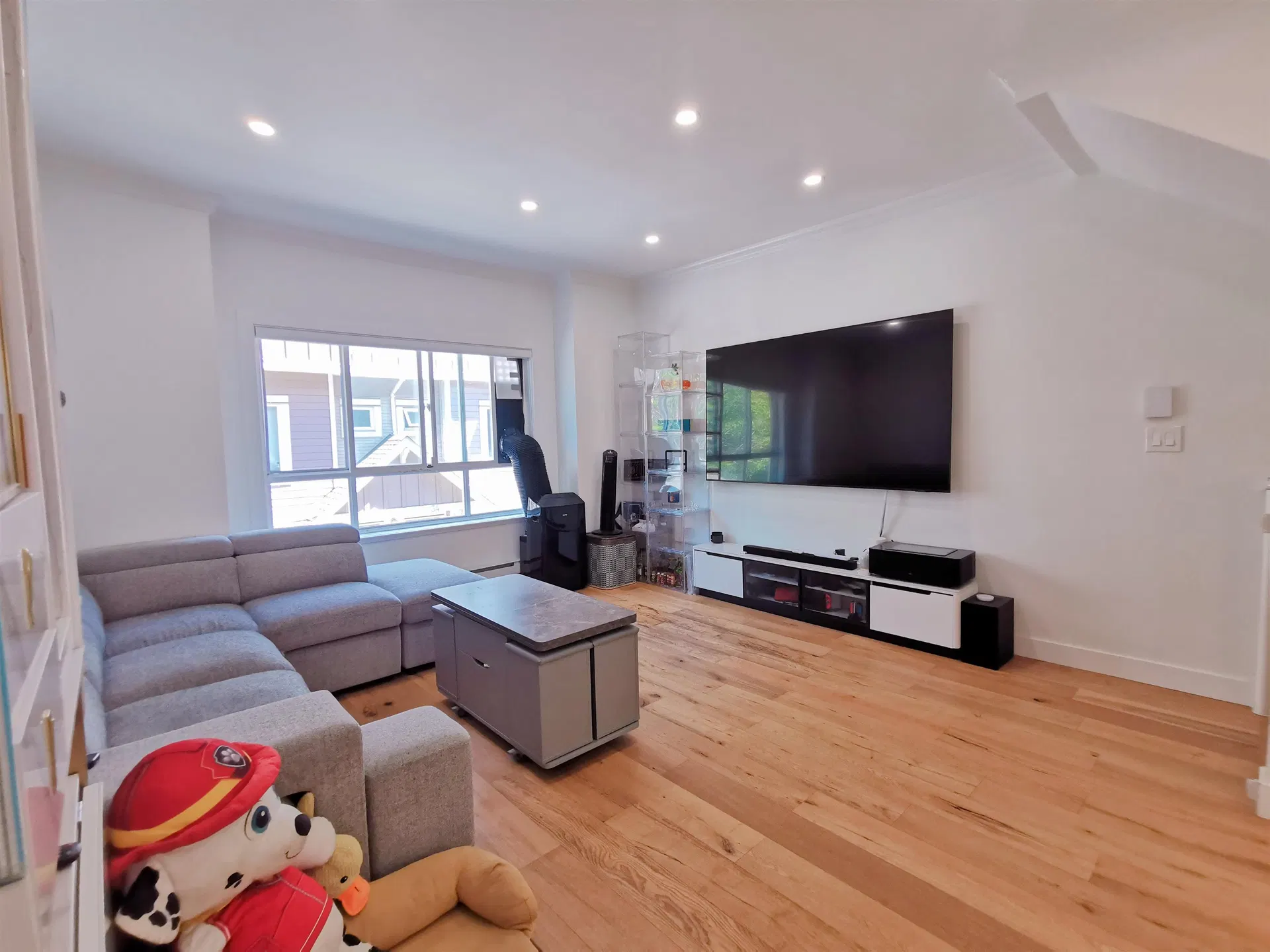 Photo 2 of 16 at #2 – 9288 Keefer Avenue