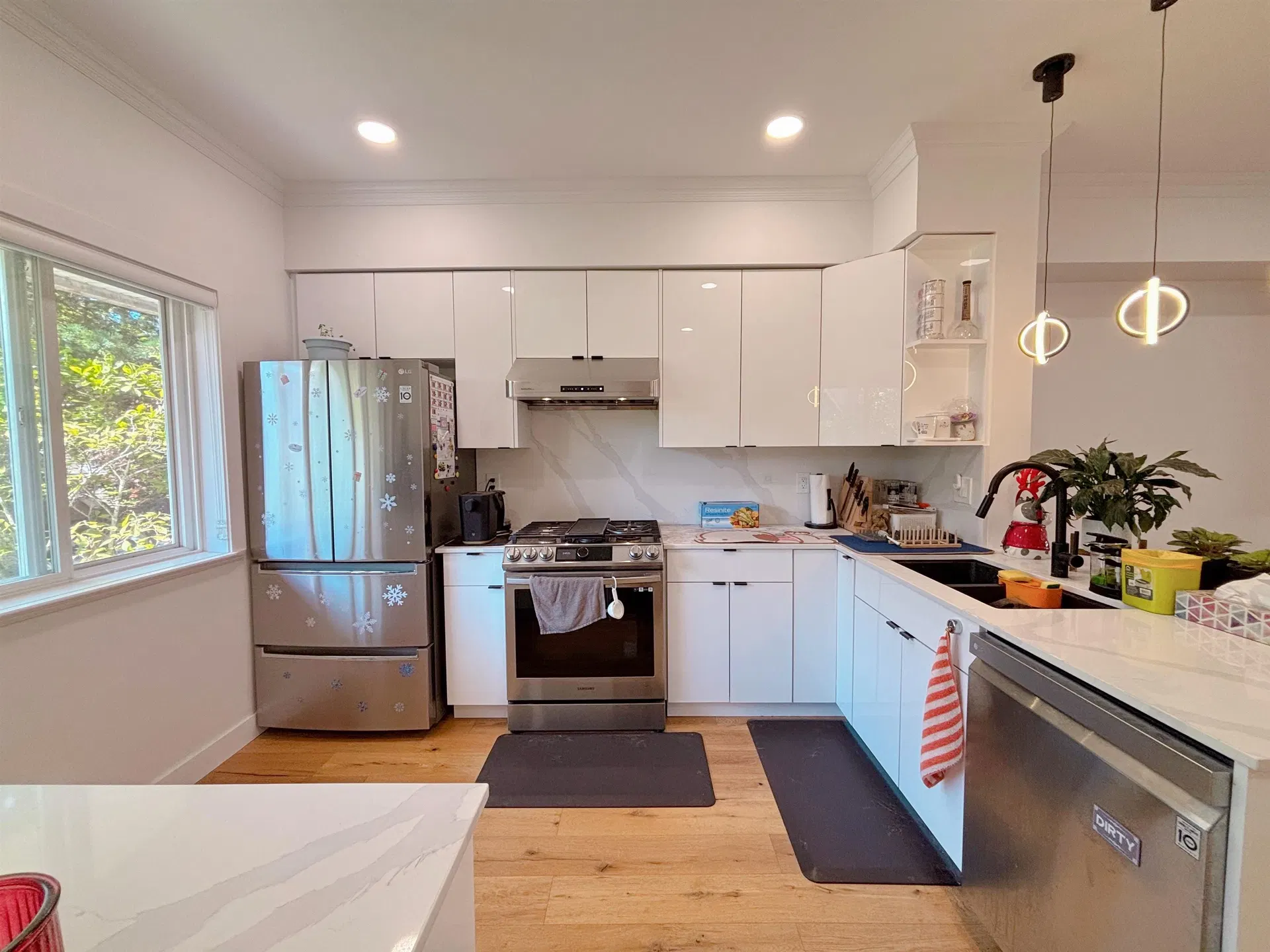 Photo 5 of 16 at #2 – 9288 Keefer Avenue