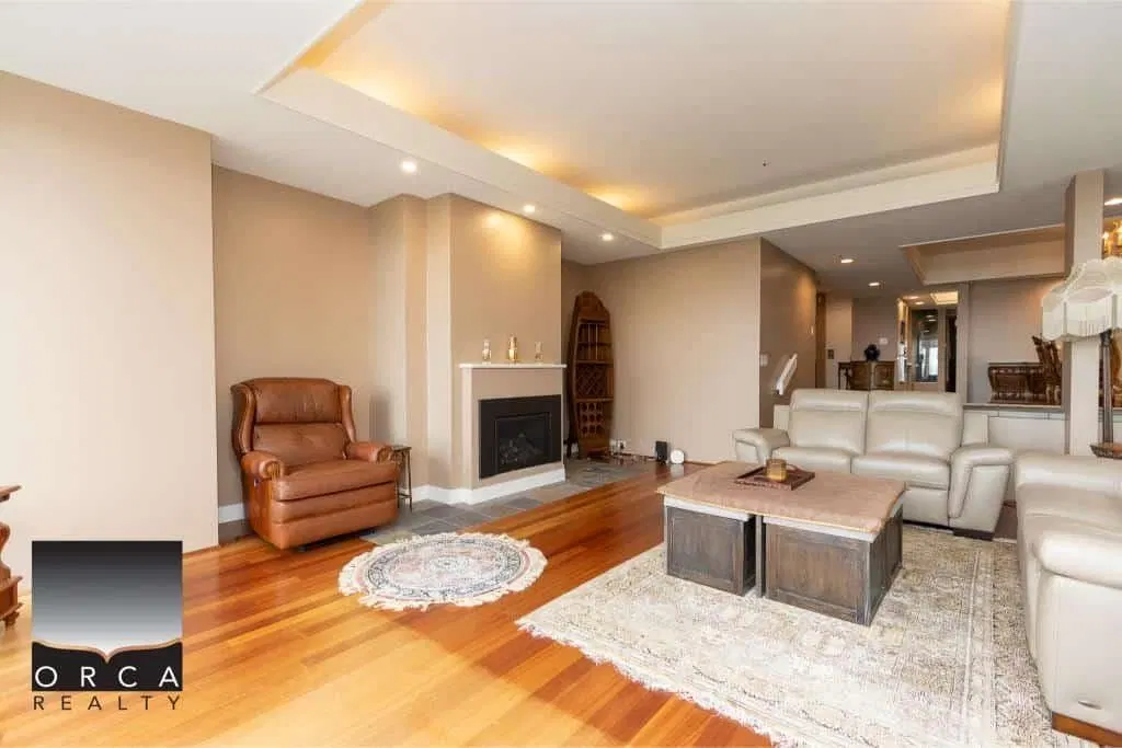 Photo 5 of 36 at 2424 Bellevue Avenue