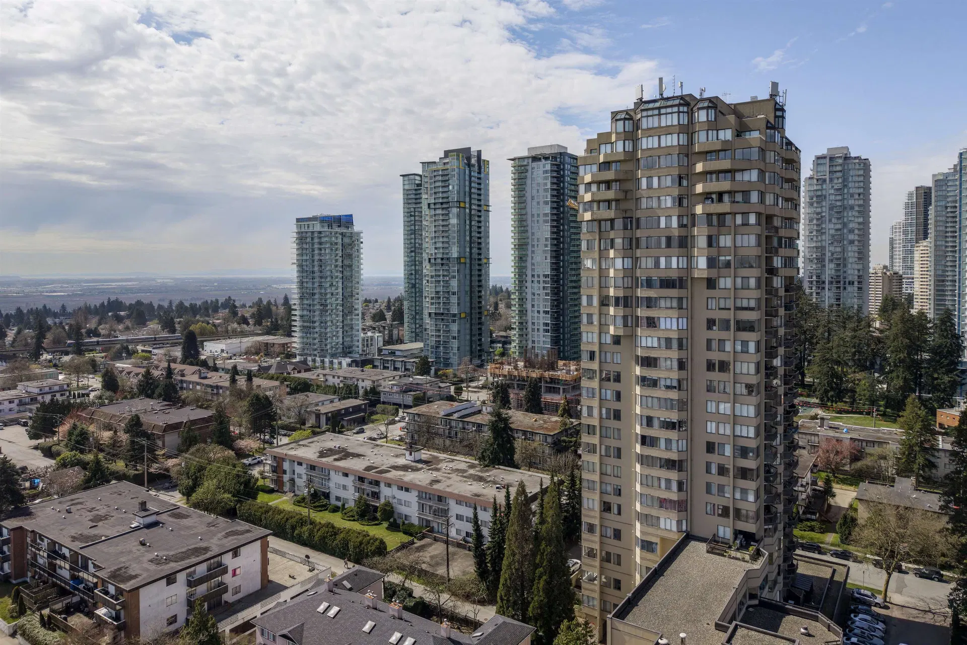 Photo 5 of 29 at #1401 – 6540 Burlington Avenue