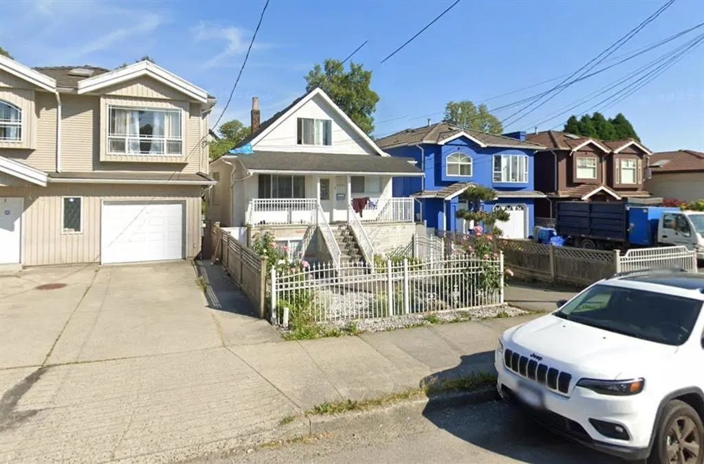 Photo 2 of 6 at 4904 Rupert Street