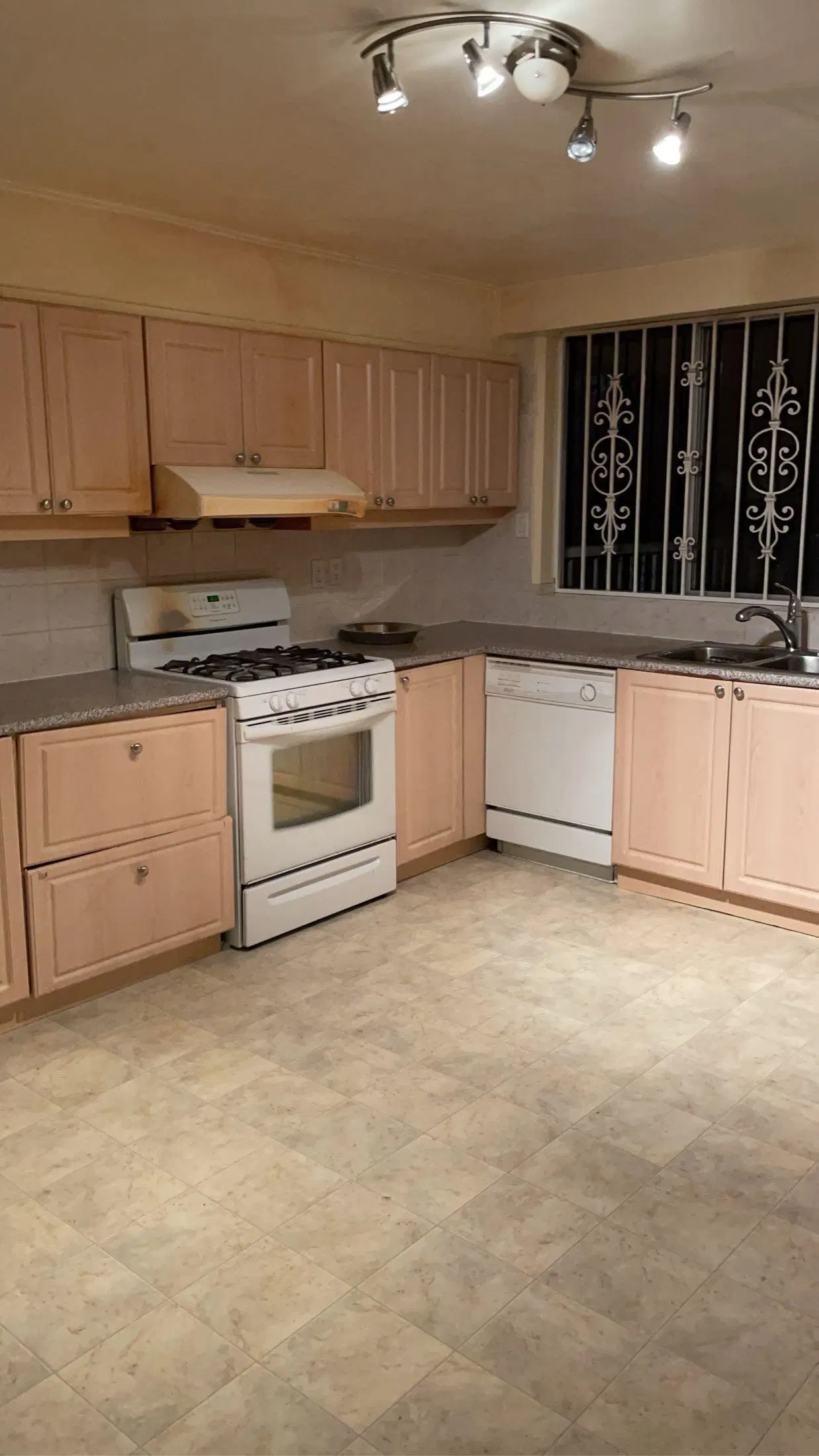Photo 4 of 6 at 4904 Rupert Street