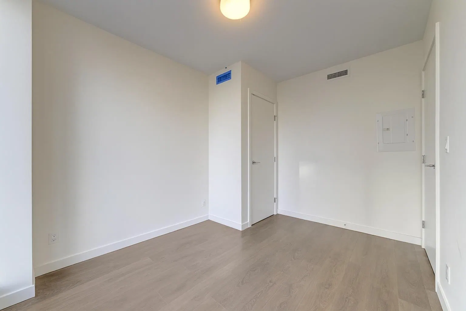 Photo 4 of 19 at #709 – 6633 Buswell Street