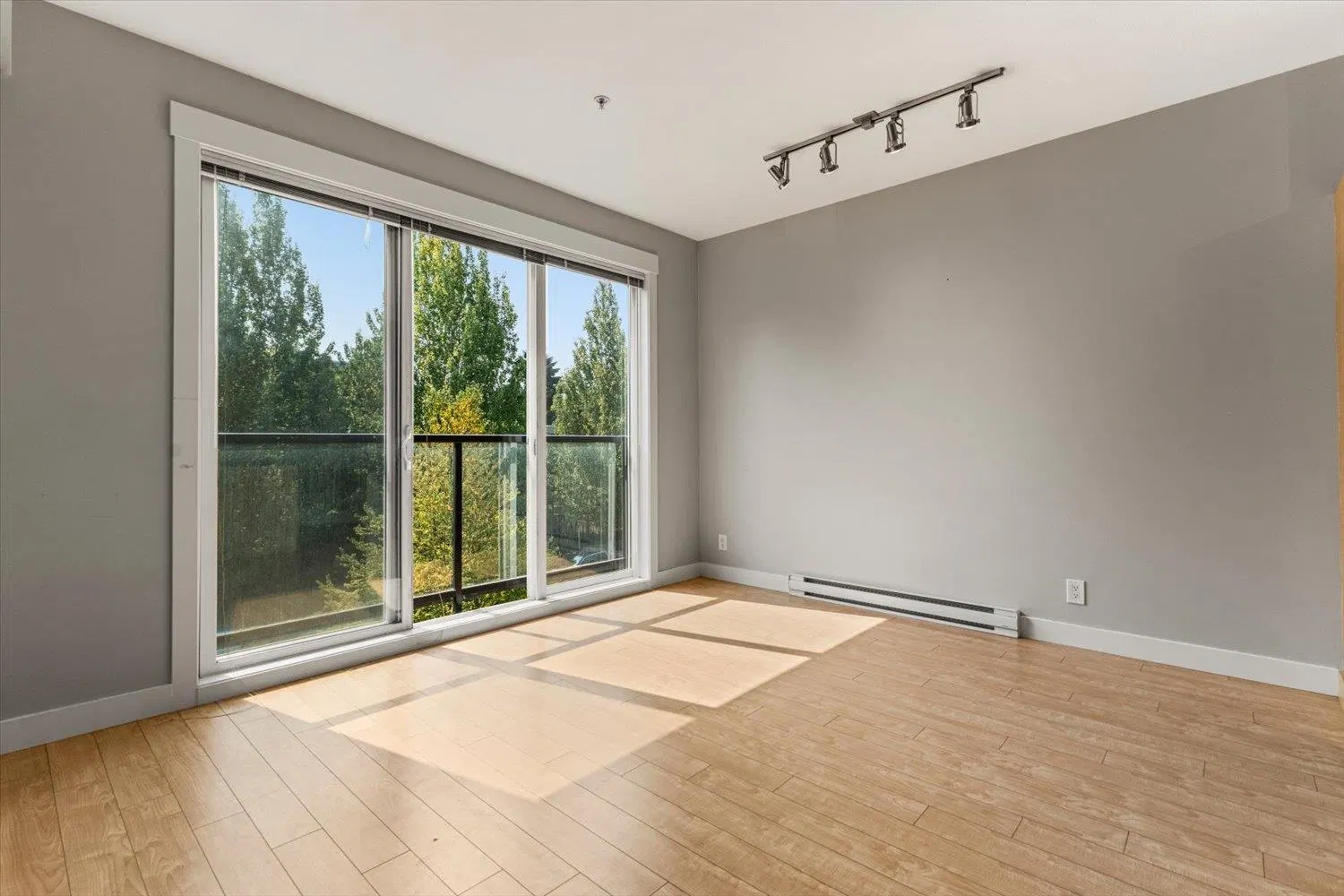 Photo 4 of 28 at #310 – 33539 Holland Avenue
