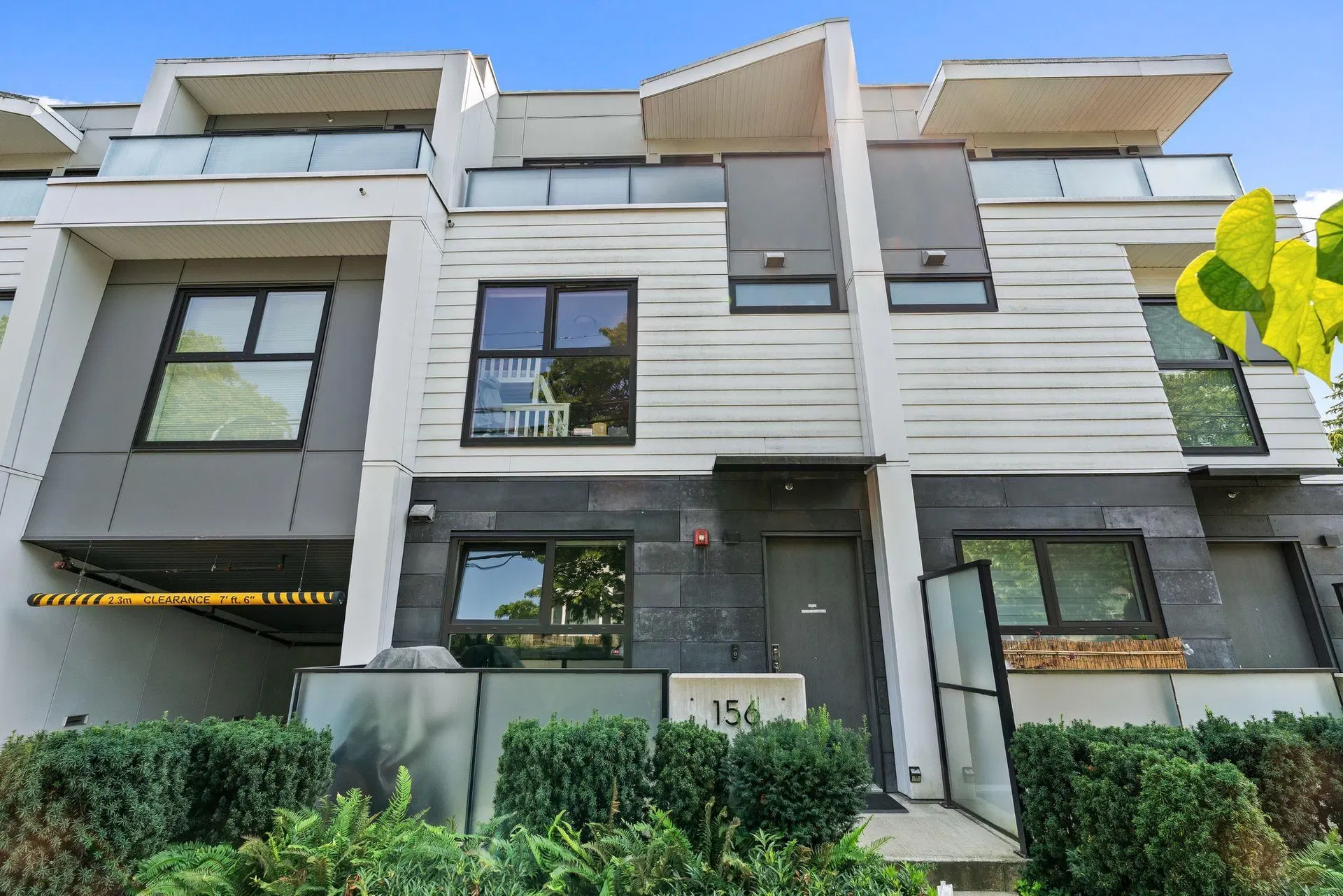 Photo 2 of 18 at 156 W Woodstock Avenue