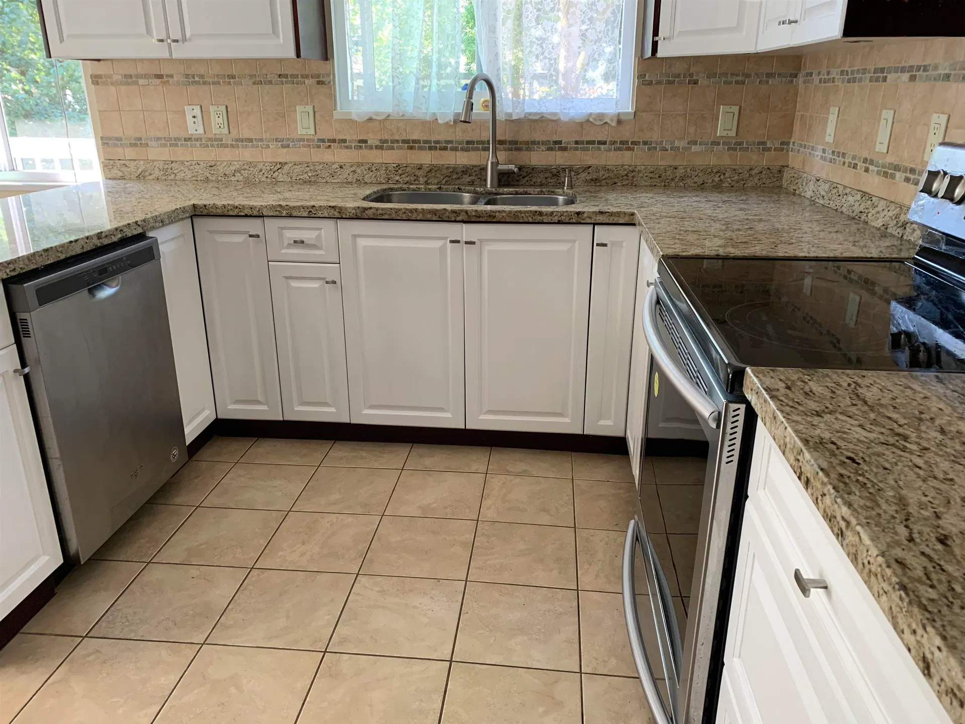 Photo 5 of 22 at 3650 Lynndale Crescent