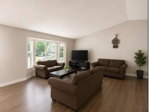 Photo 3 of 10 at 14565 91a Avenue