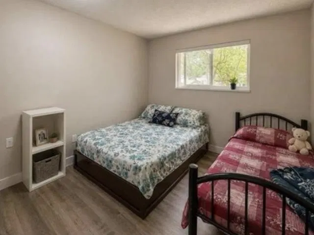 Photo 4 of 10 at 14565 91a Avenue