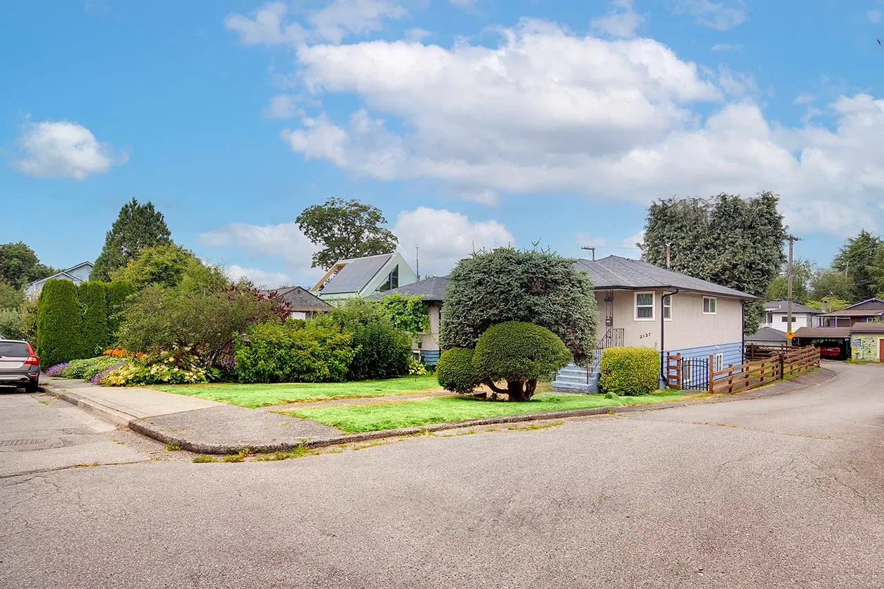 Photo 2 of 14 at 2137 20th Avenue