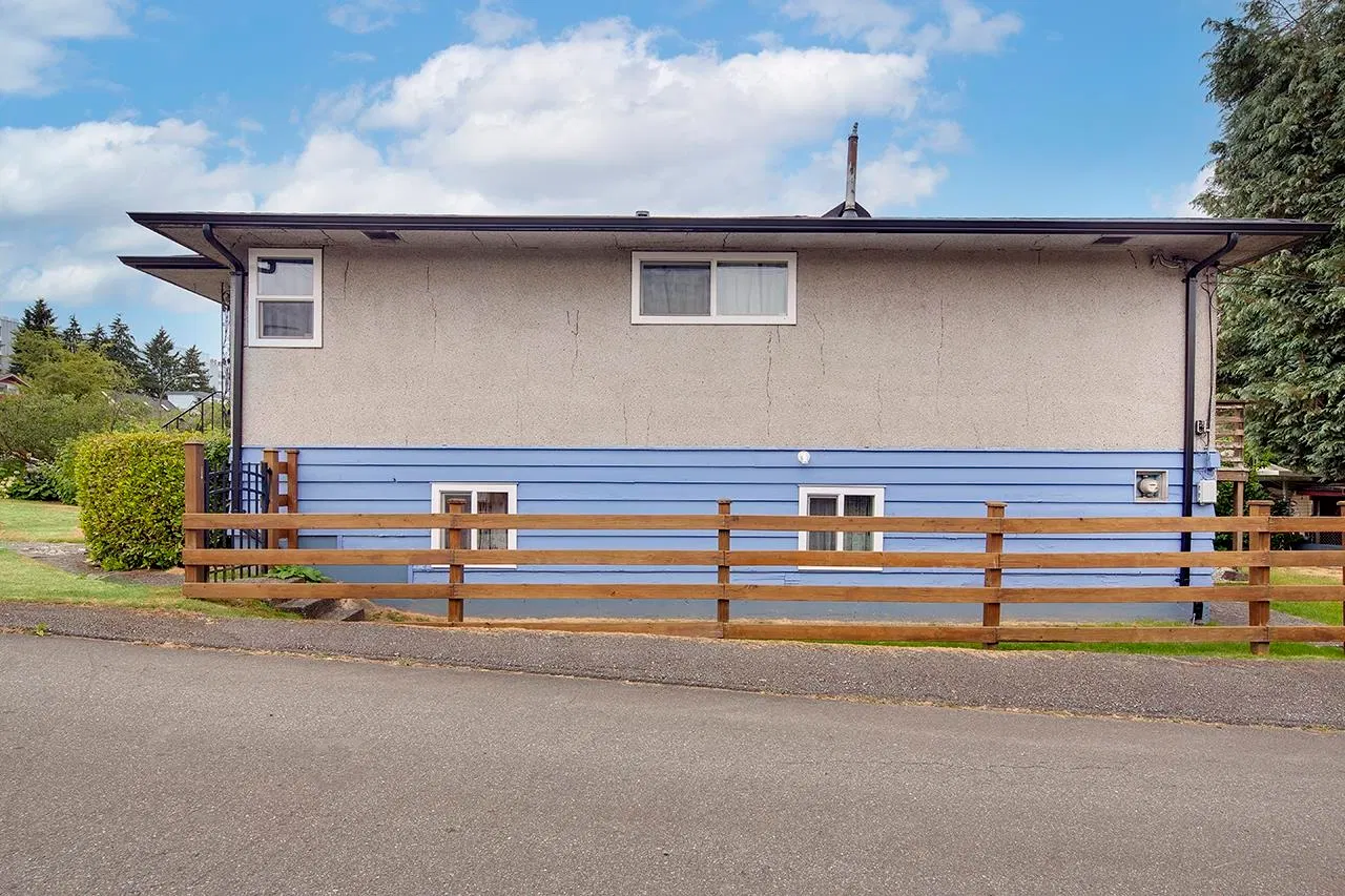 Photo 3 of 14 at 2137 20th Avenue