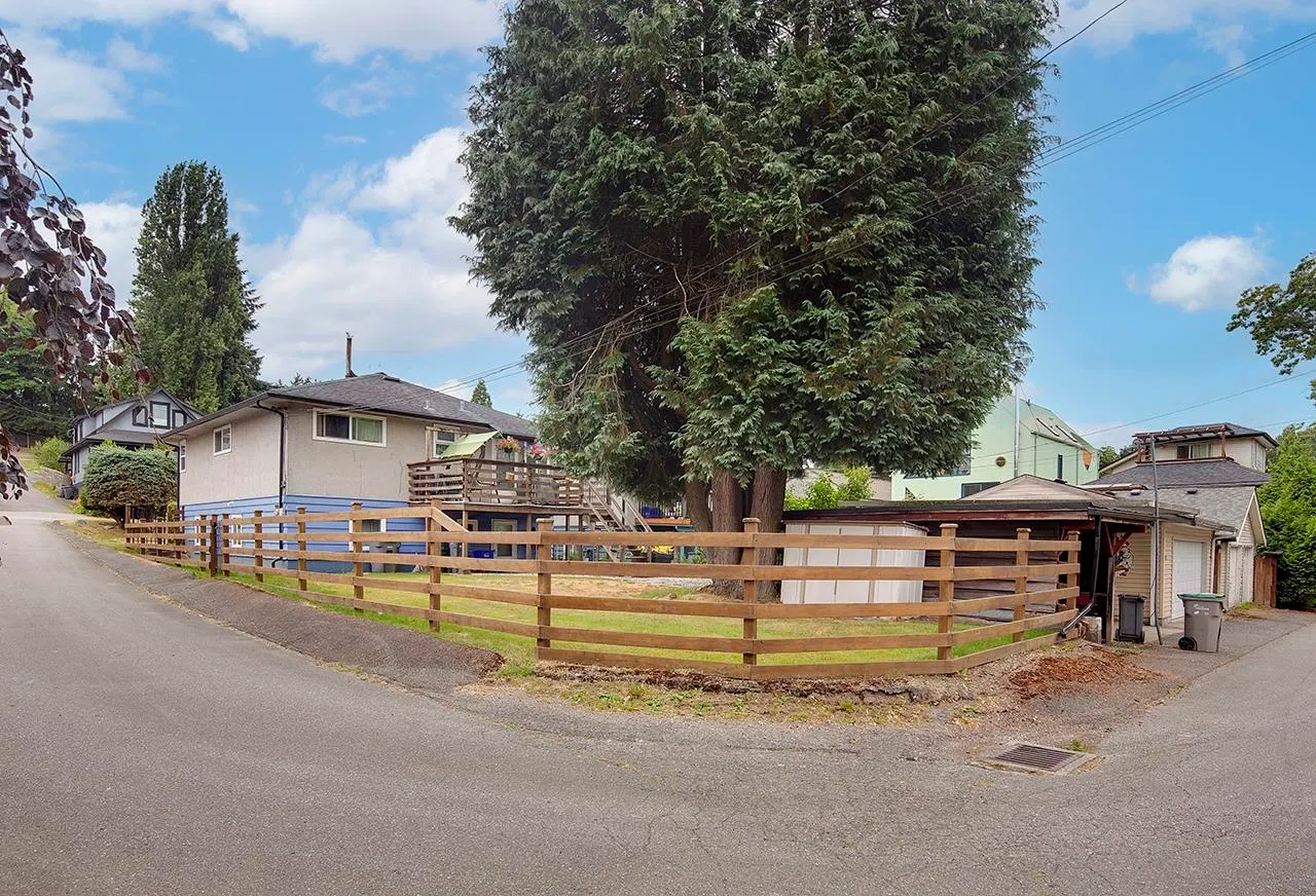 Photo 4 of 14 at 2137 20th Avenue