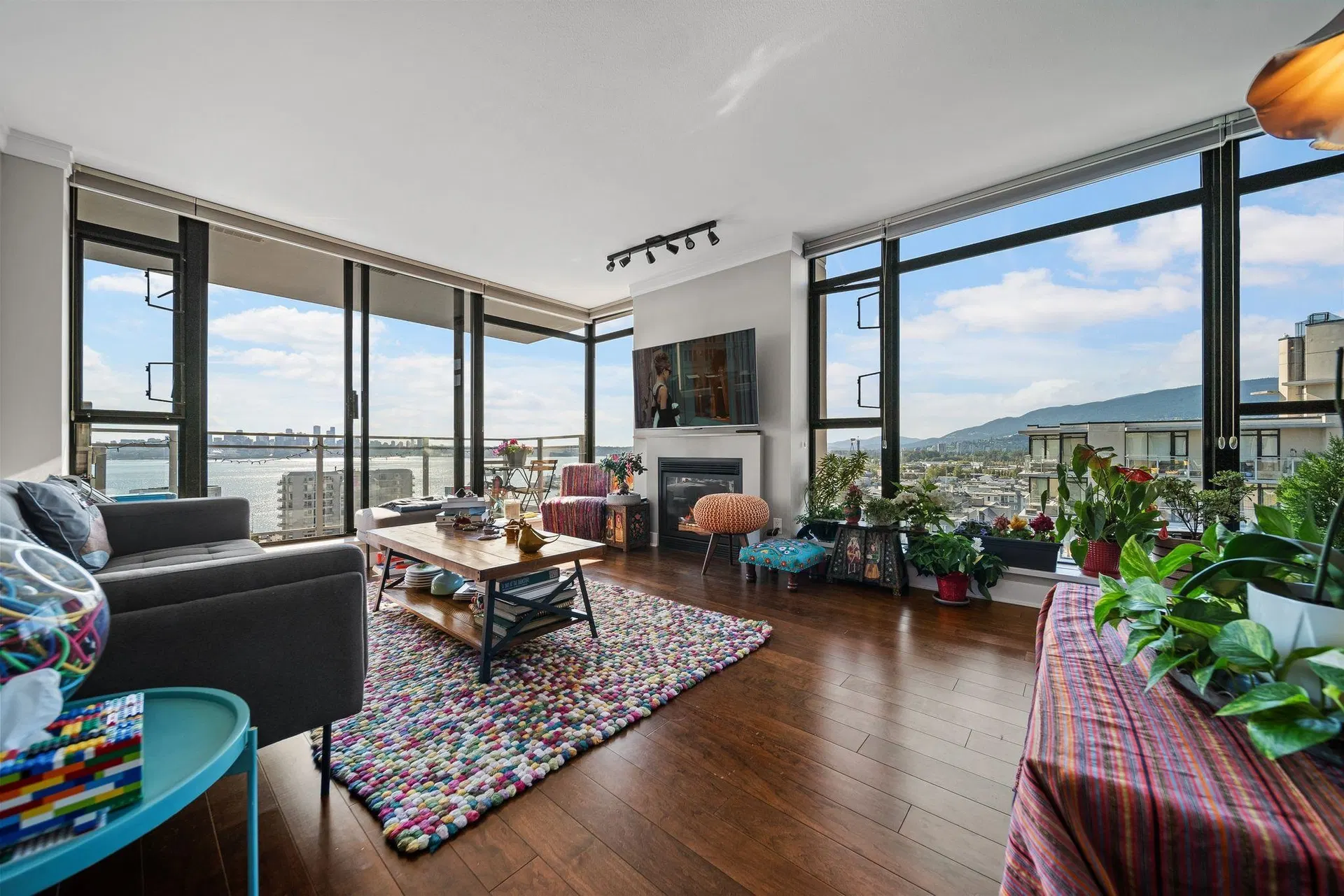 Photo 4 of 21 at #1404 – 155 W 1st Street