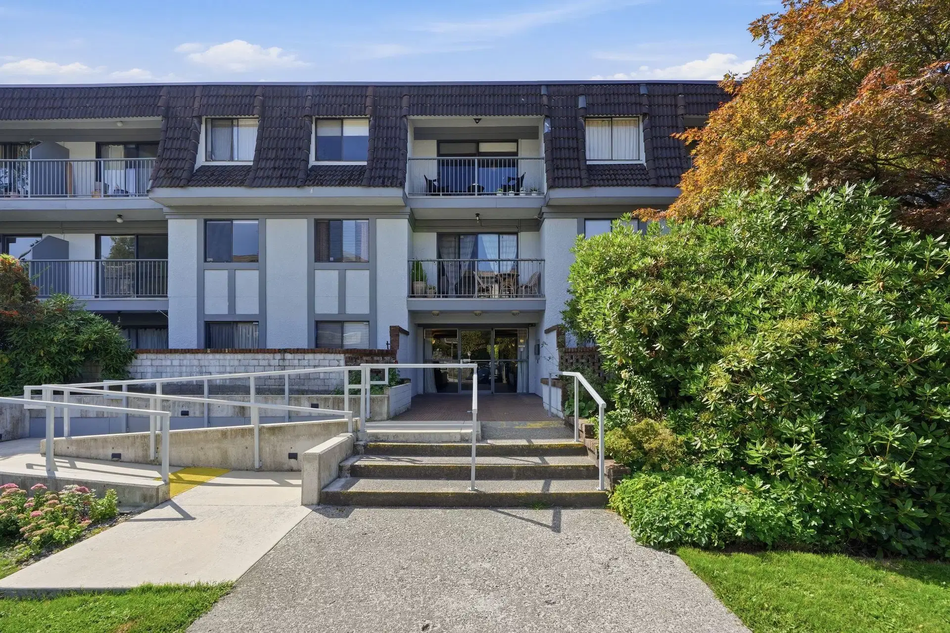 #305 – 275 2nd Street