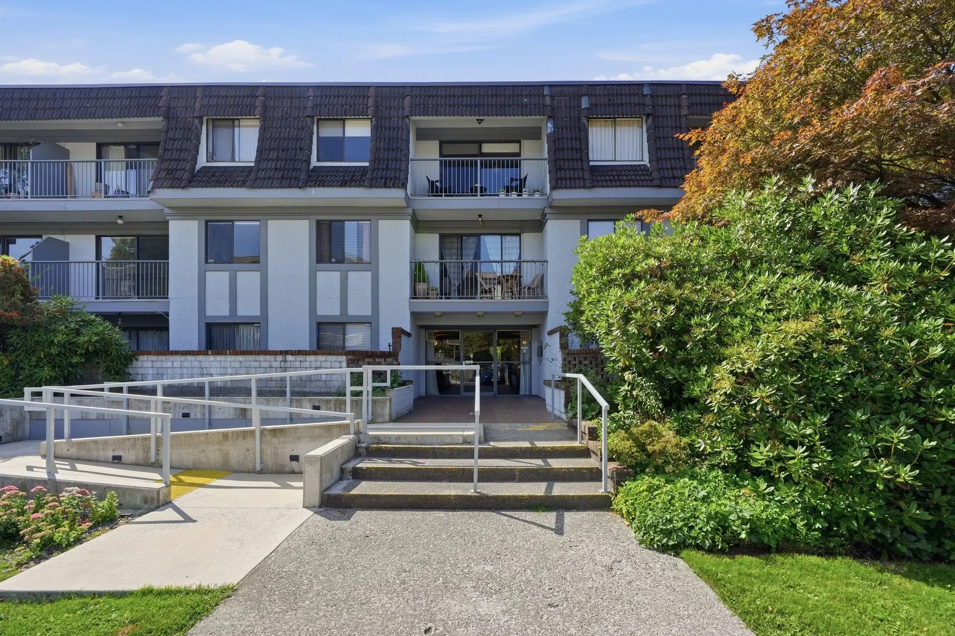 #305 – 275 2nd Street