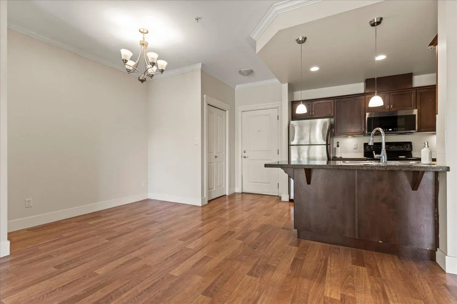 Photo 3 of 33 at #302 – 33338 Mayfair Avenue