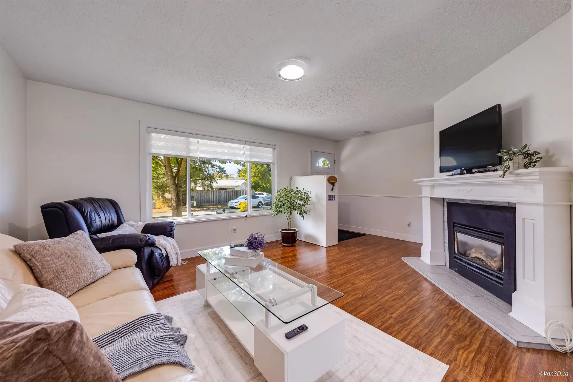 Photo 5 of 21 at 5052 205b Street
