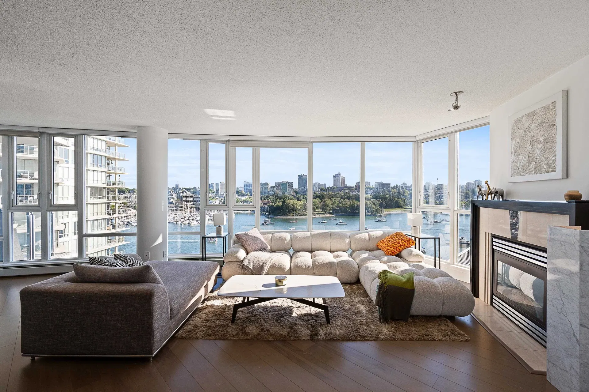 Photo 2 of 40 at #1202 – 1383 Marinaside Crescent