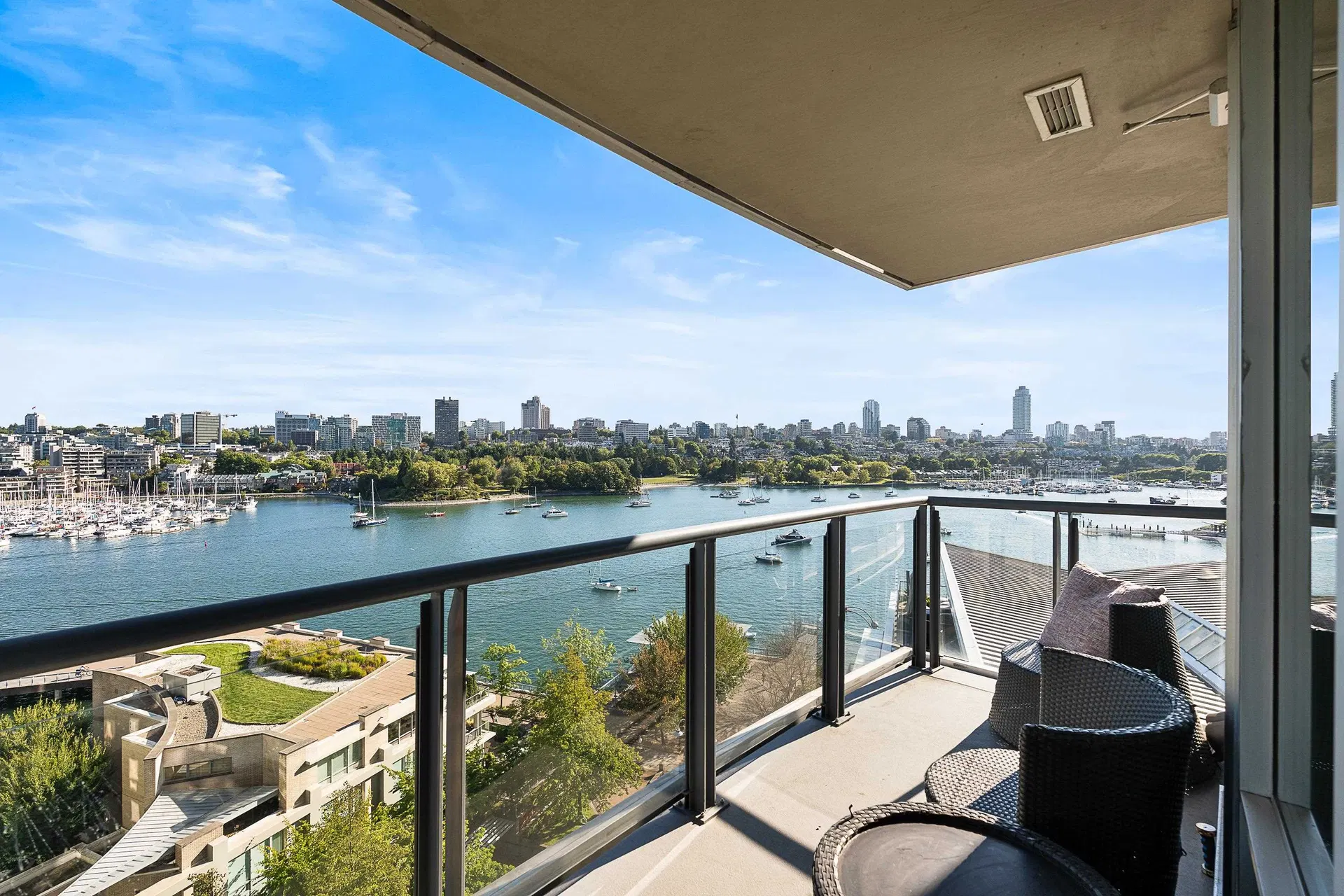 Photo 3 of 40 at #1202 – 1383 Marinaside Crescent
