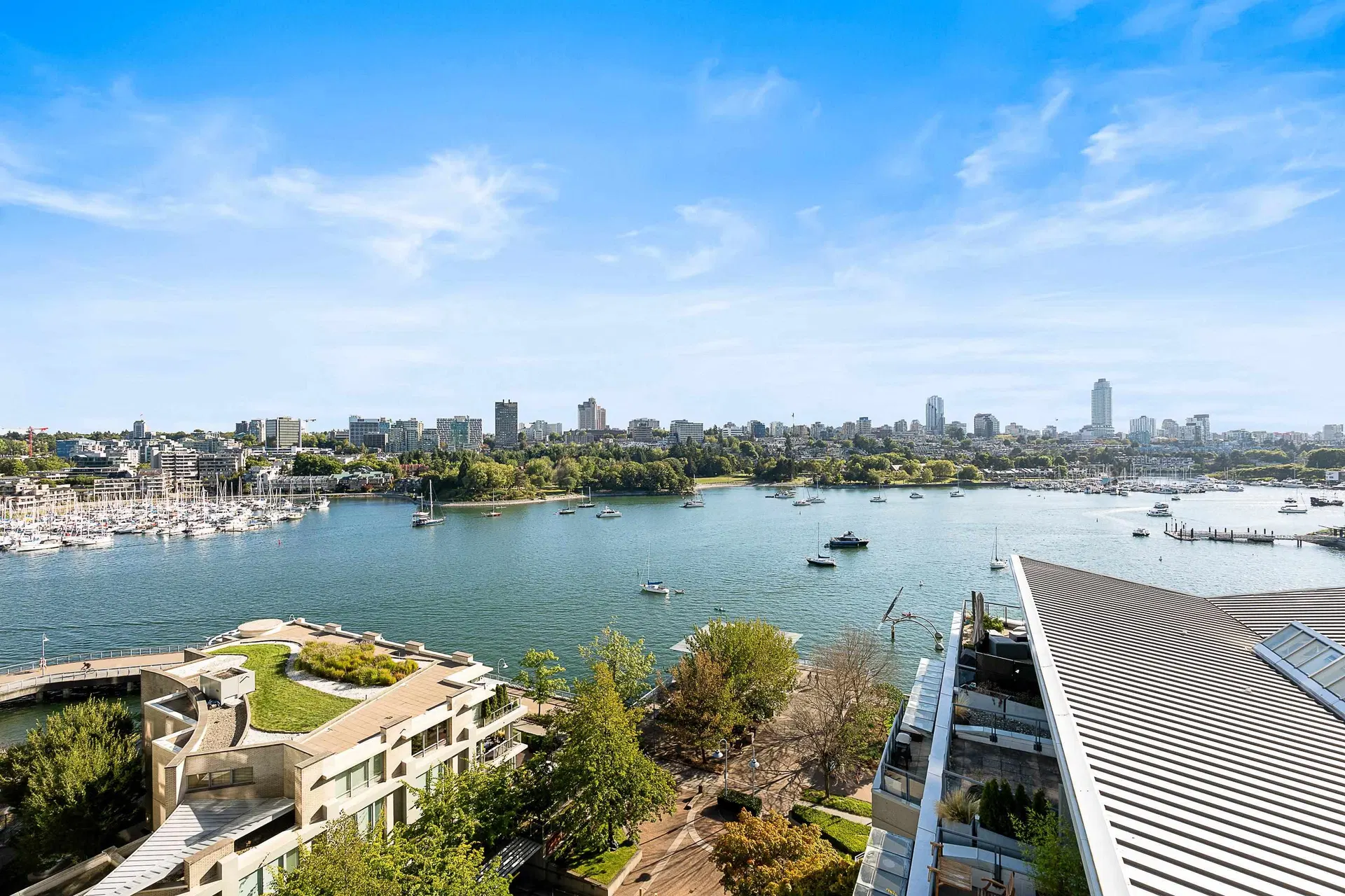 Photo 4 of 40 at #1202 – 1383 Marinaside Crescent