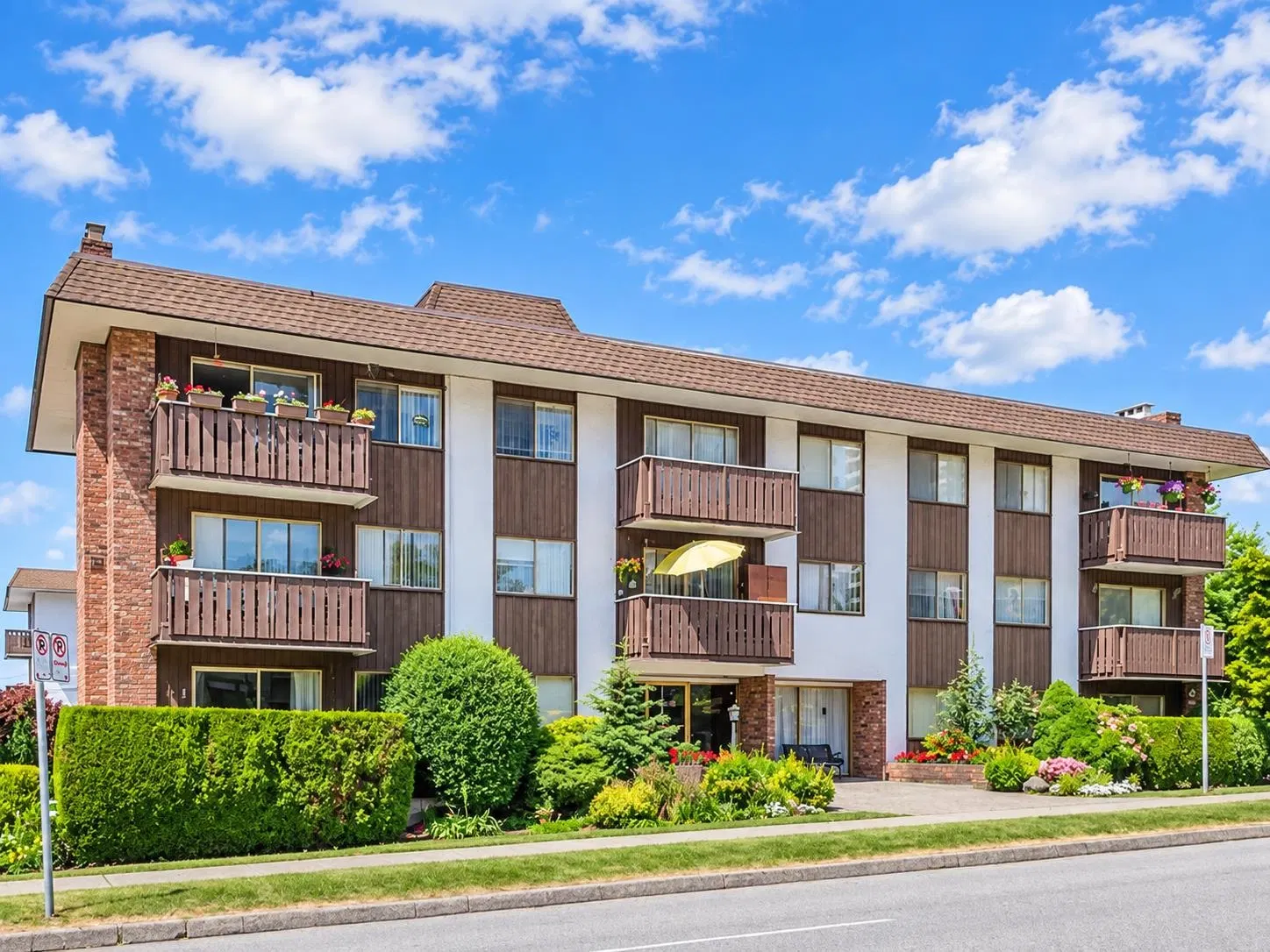 Photo 1 of 27 at #202 – 1345 Chesterfield Avenue