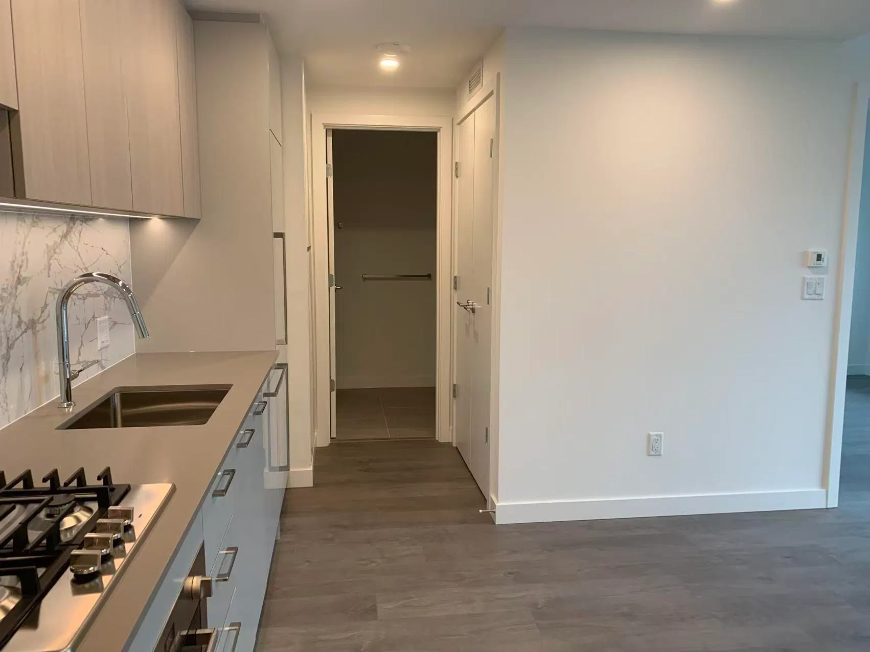 Photo 4 of 5 at #1005 – 6468 Willingdon Avenue