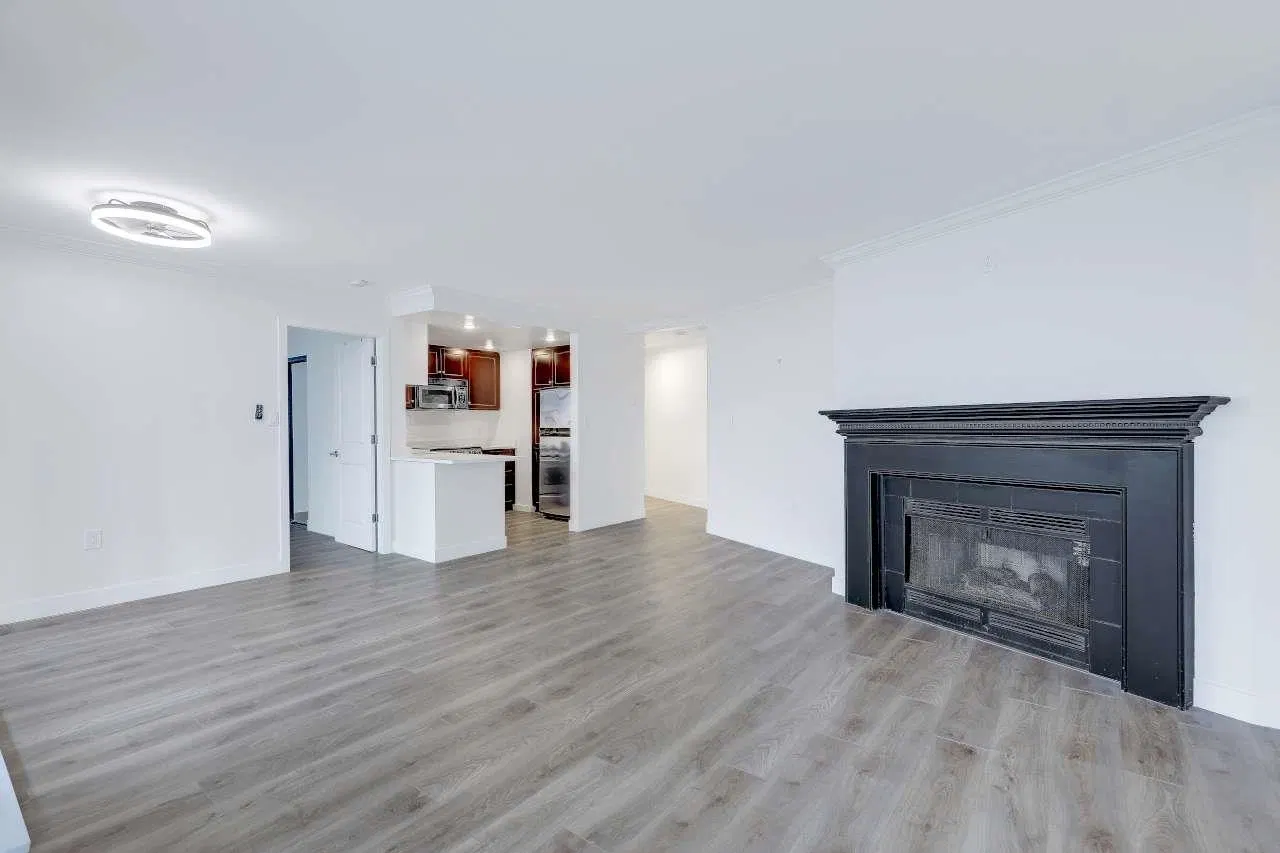 Photo 5 of 40 at #309 – 15111 Russell Avenue