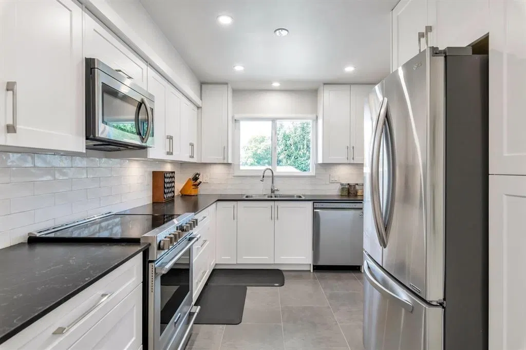 Photo 5 of 15 at #406 – 1350 Vidal Street