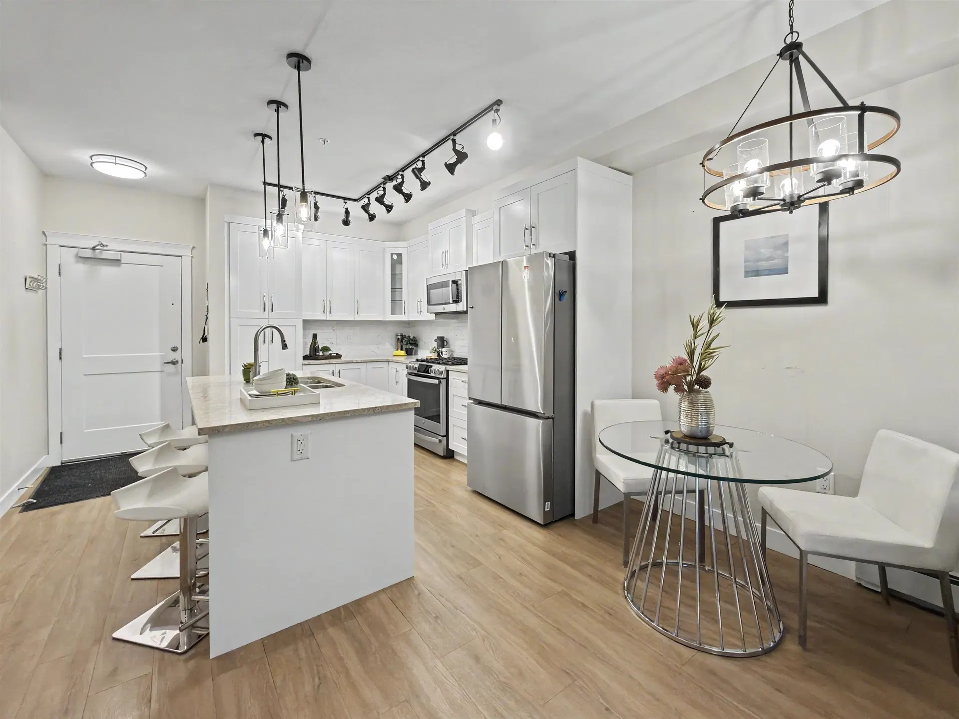Photo 2 of 35 at #515 – 11077 Ravine Road