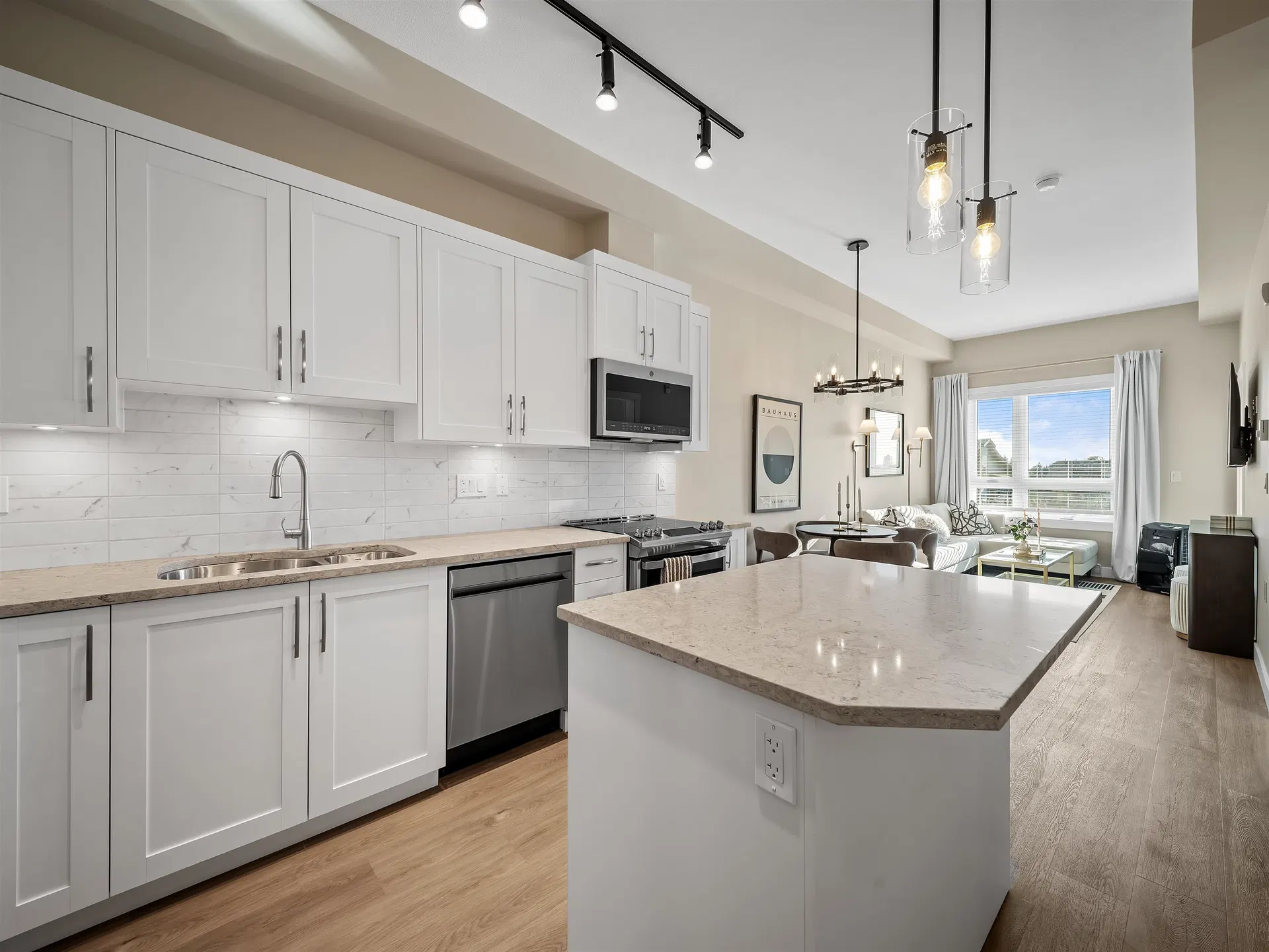 A321 – 8233 208b Street Street