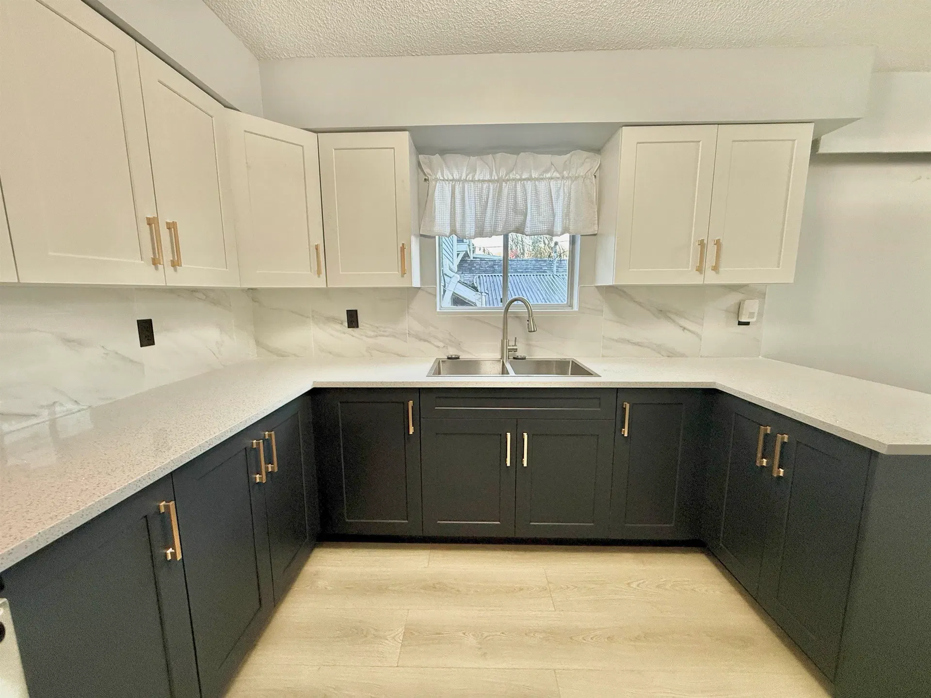 Photo 3 of 19 at 3850 Lillooet Street