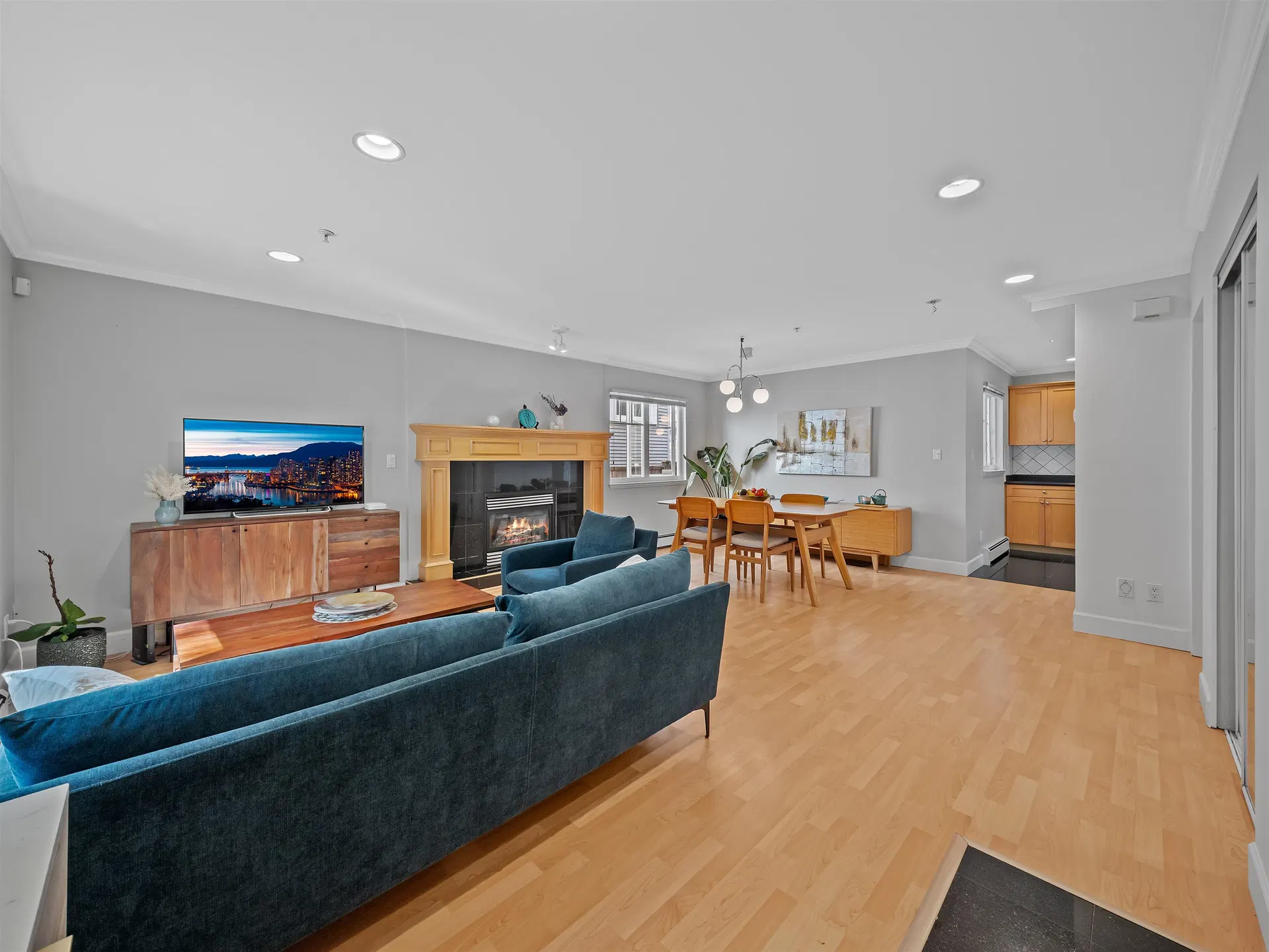 Photo 3 of 34 at 533 E 8th Avenue