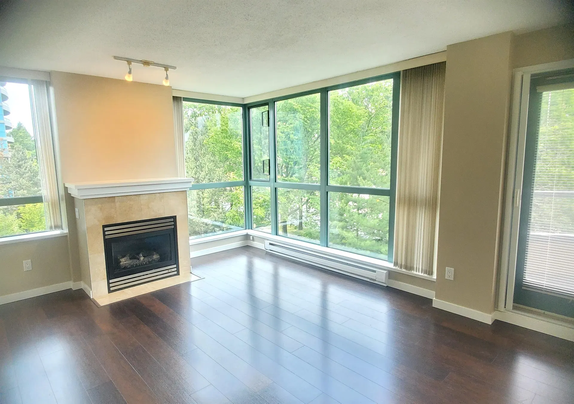 Photo 3 of 24 at #506 – 6659 Southoaks Crescent