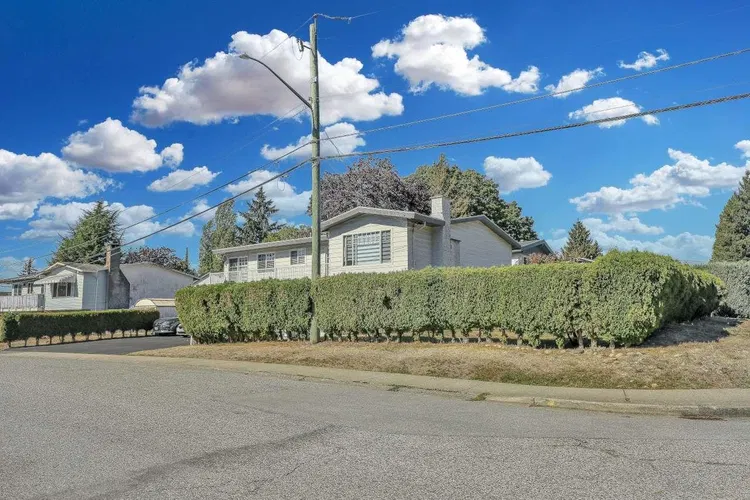 Photo 3 of 40 at 11183 74a Avenue