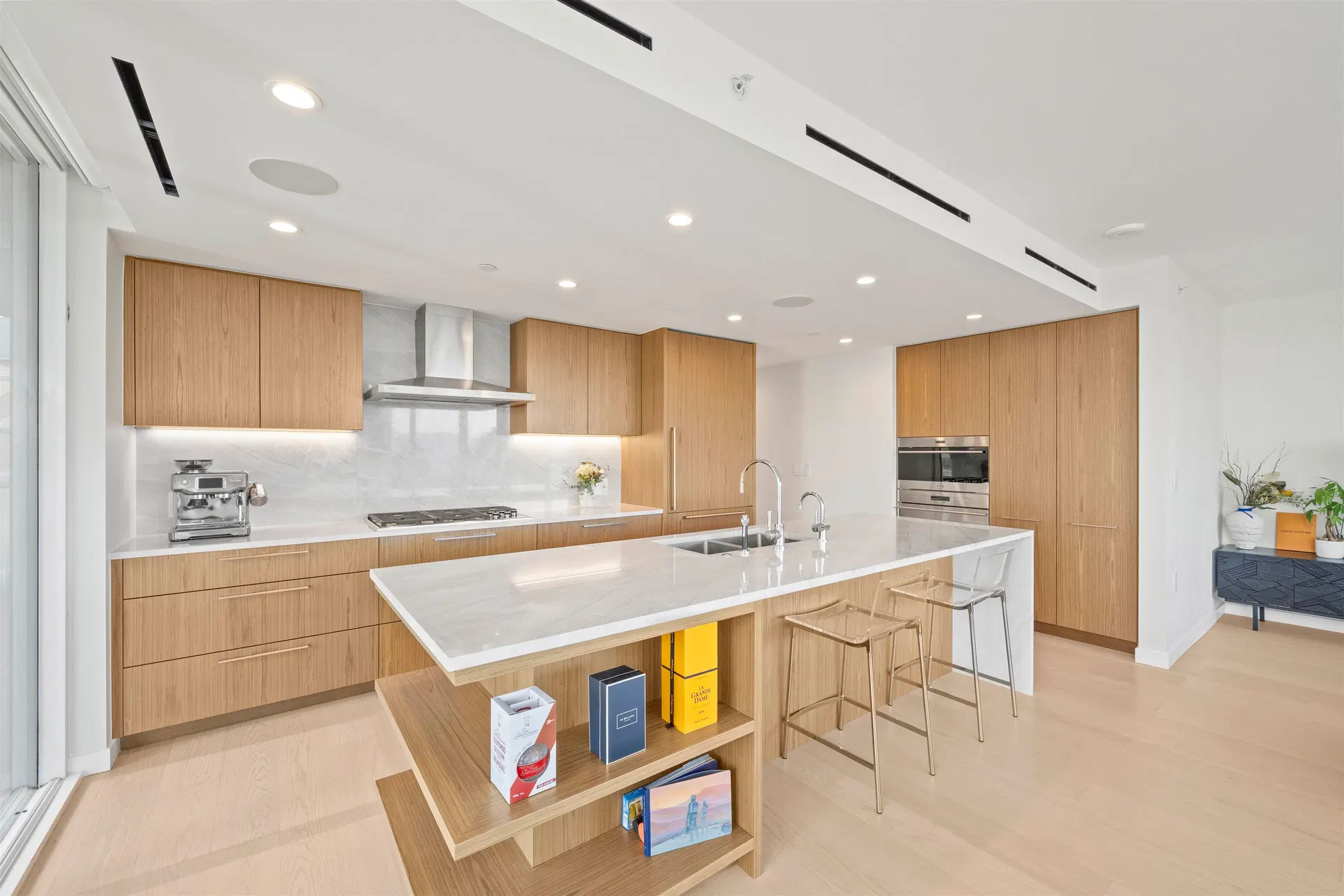 Photo 3 of 39 at #1801 – 1335 Howe Street