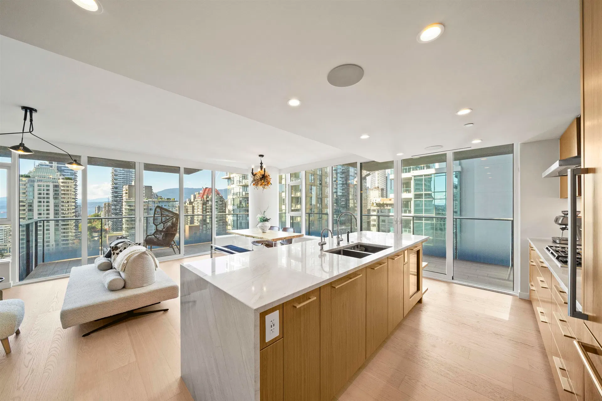 Photo 4 of 39 at #1801 – 1335 Howe Street