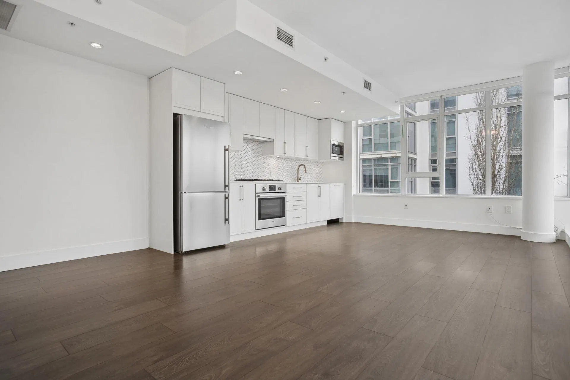 Photo 3 of 33 at #302 – 2455 Kingsway