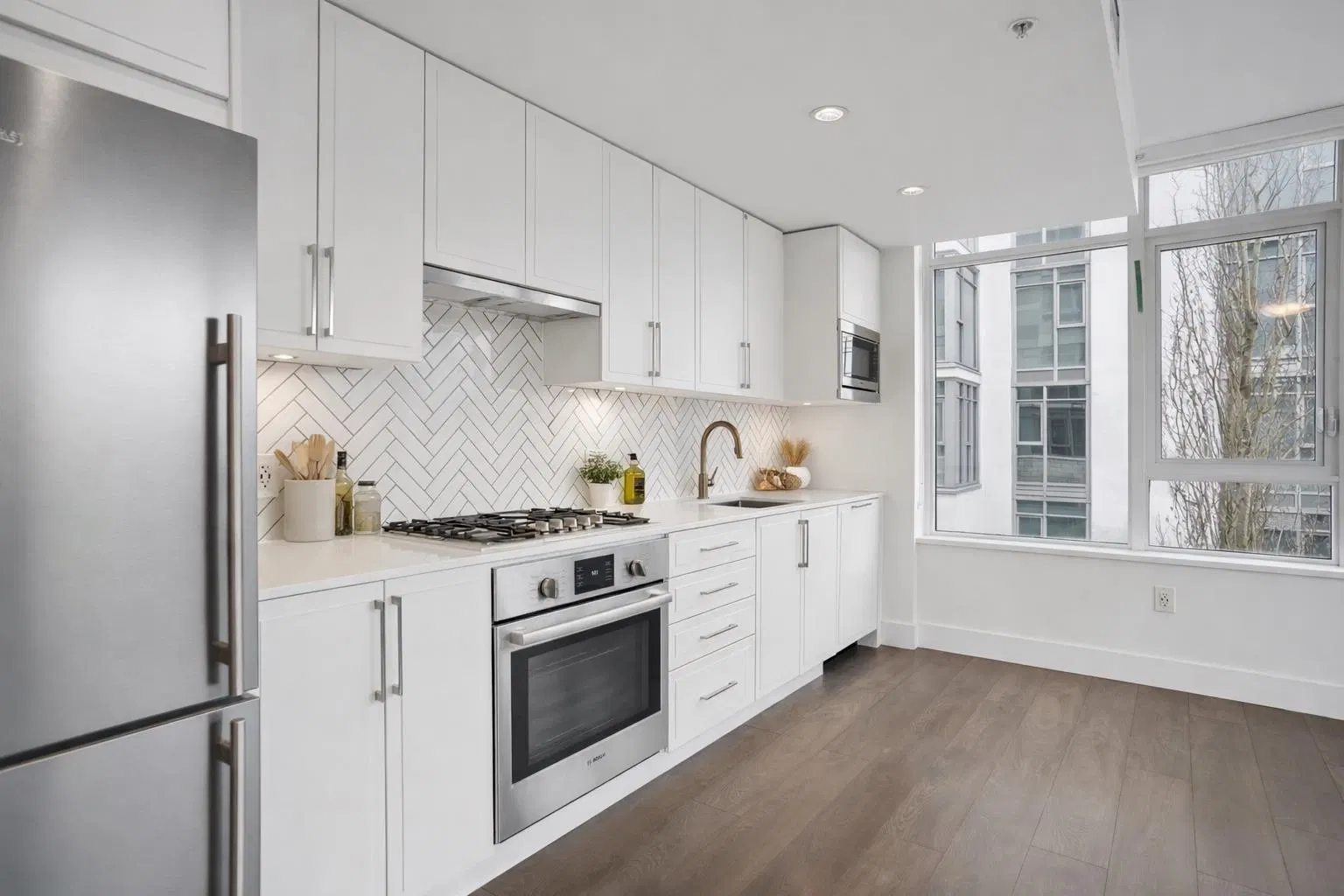 Photo 4 of 33 at #302 – 2455 Kingsway