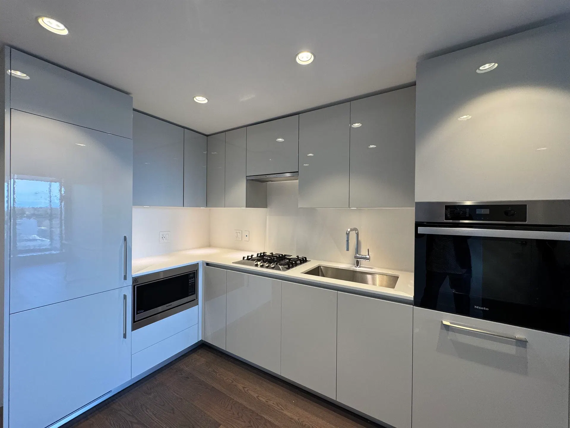 Photo 3 of 12 at #1510 – 5788 Gilbert Road