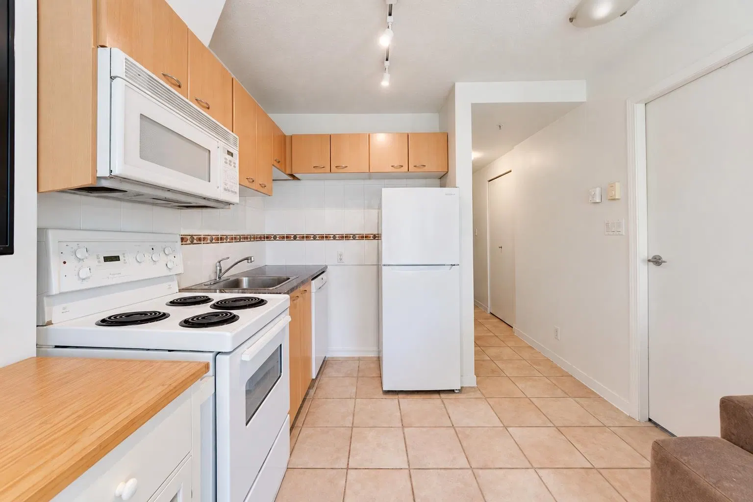 Photo 2 of 26 at #403 – 1367 Alberni Street