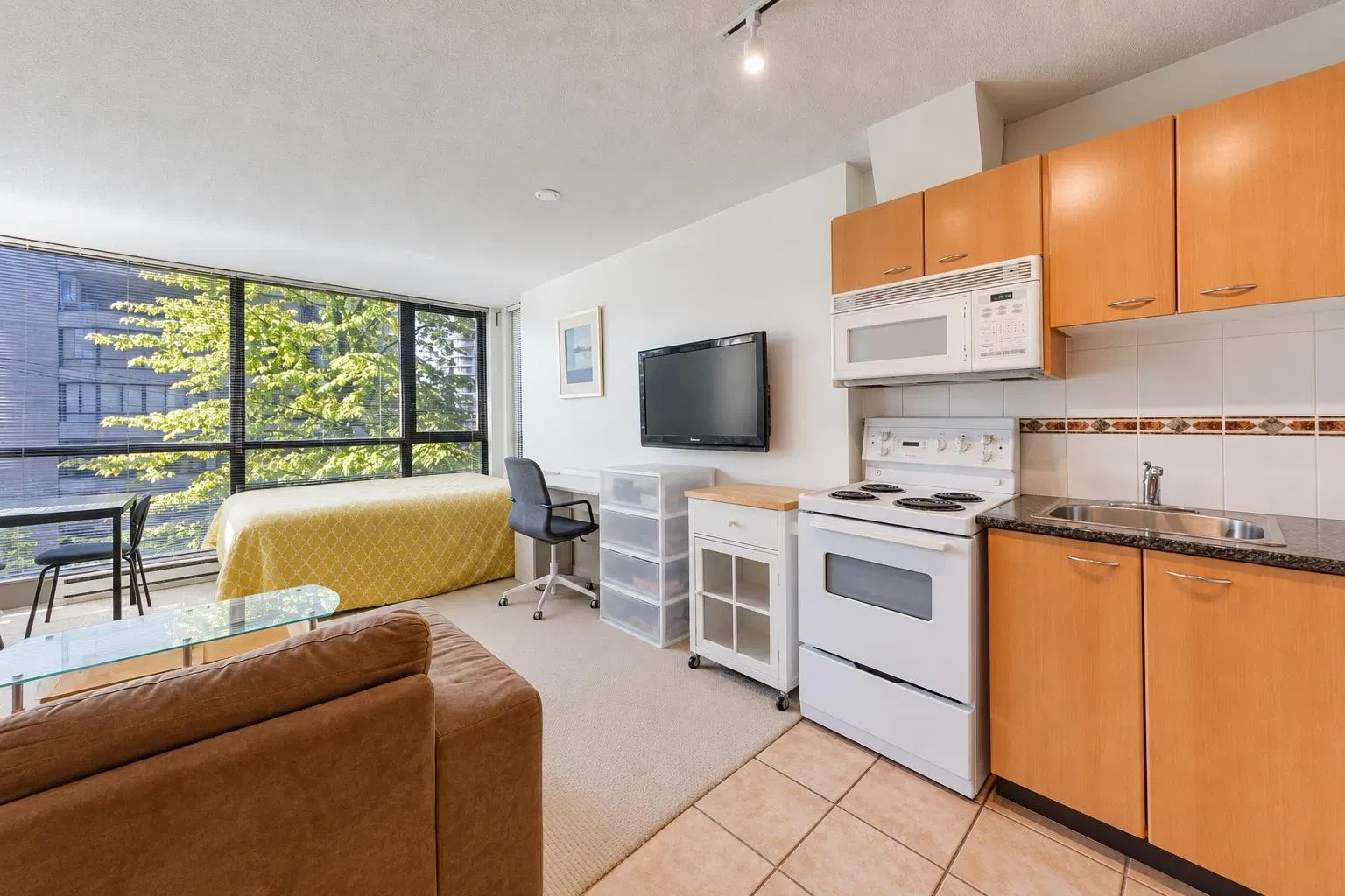 Photo 4 of 26 at #403 – 1367 Alberni Street