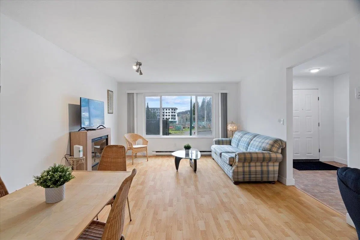 Photo 3 of 31 at 663-665 Harrison Avenue